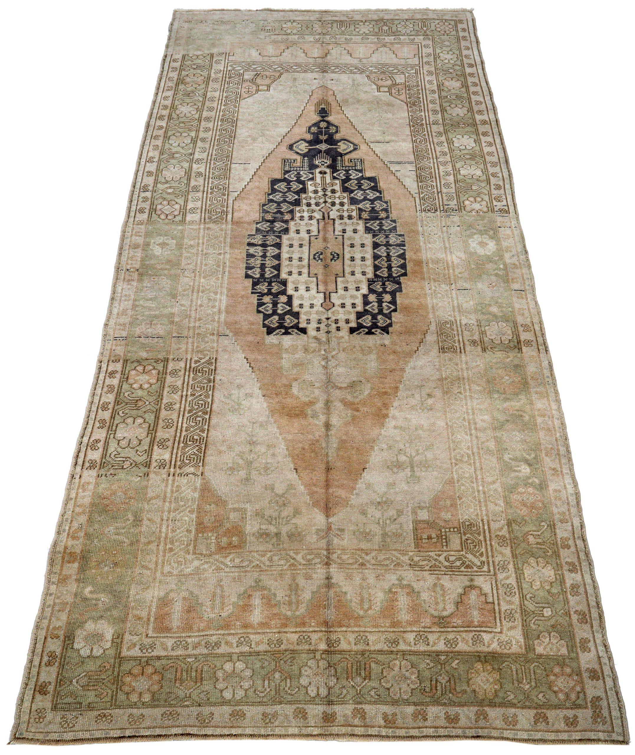 Entdecken Sie die Eleganz von Turkey Anatoly mit Teppichen aus der Zeit um 1940. Dieses exklusive Design aus Wolle und Schwarz-Elfenbein-Orange ist perfekt, um Ihren Raum zu verschönern.