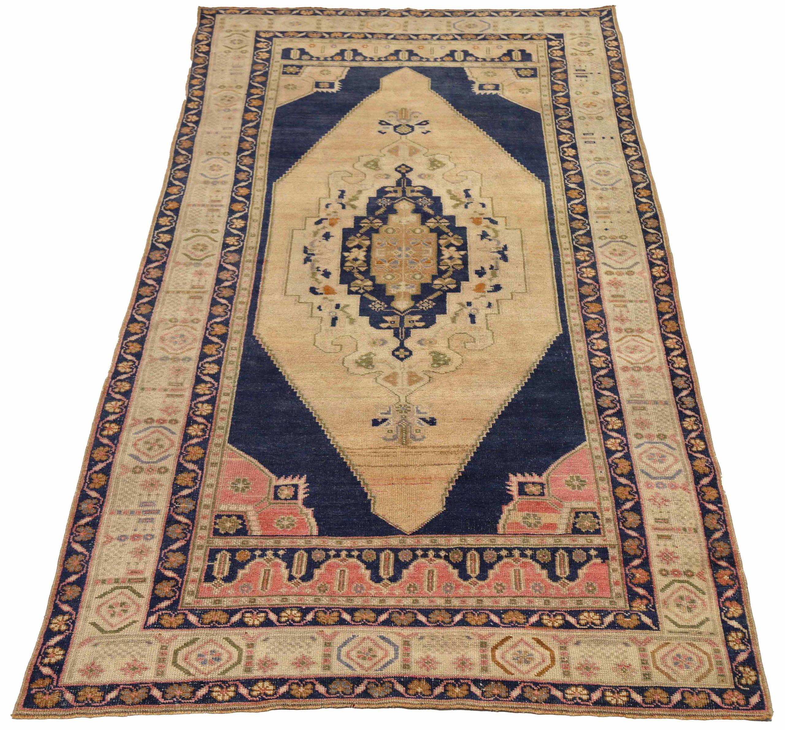 Entdecken Sie die Eleganz von Turkey Anatoly mit Teppichen aus der Zeit um 1940. Dieses exklusive Design aus Wolle und BlackIvoryPink ist perfekt, um Ihren Raum zu verschönern.