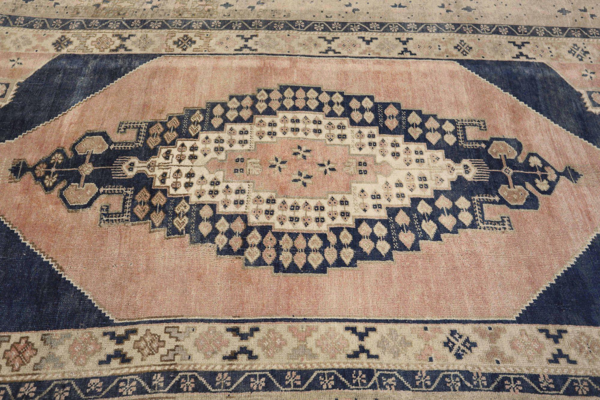 Entdecken Sie die Eleganz von Turkey Anatoly mit Teppichen aus der Zeit um 1940. Dieses exklusive Design aus Wolle und BlackIvoryPink ist perfekt, um Ihren Raum zu verschönern.