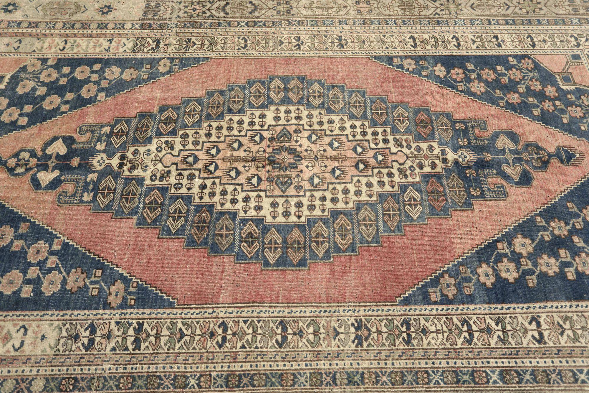 Entdecken Sie die Eleganz von Turkey Anatoly mit Teppichen aus der Zeit um 1940. Dieses exklusive Design aus Wolle und Schwarz-Elfenbein-Rot ist perfekt, um Ihren Raum aufzuwerten.