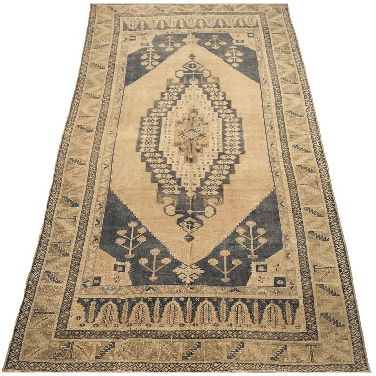 Entdecken Sie die Eleganz von Turkey Anatoly mit Teppichen aus der Zeit um 1940. Dieses exklusive Design aus Wolle und BlackIvoryTaupe ist perfekt, um Ihren Raum zu verschönern.