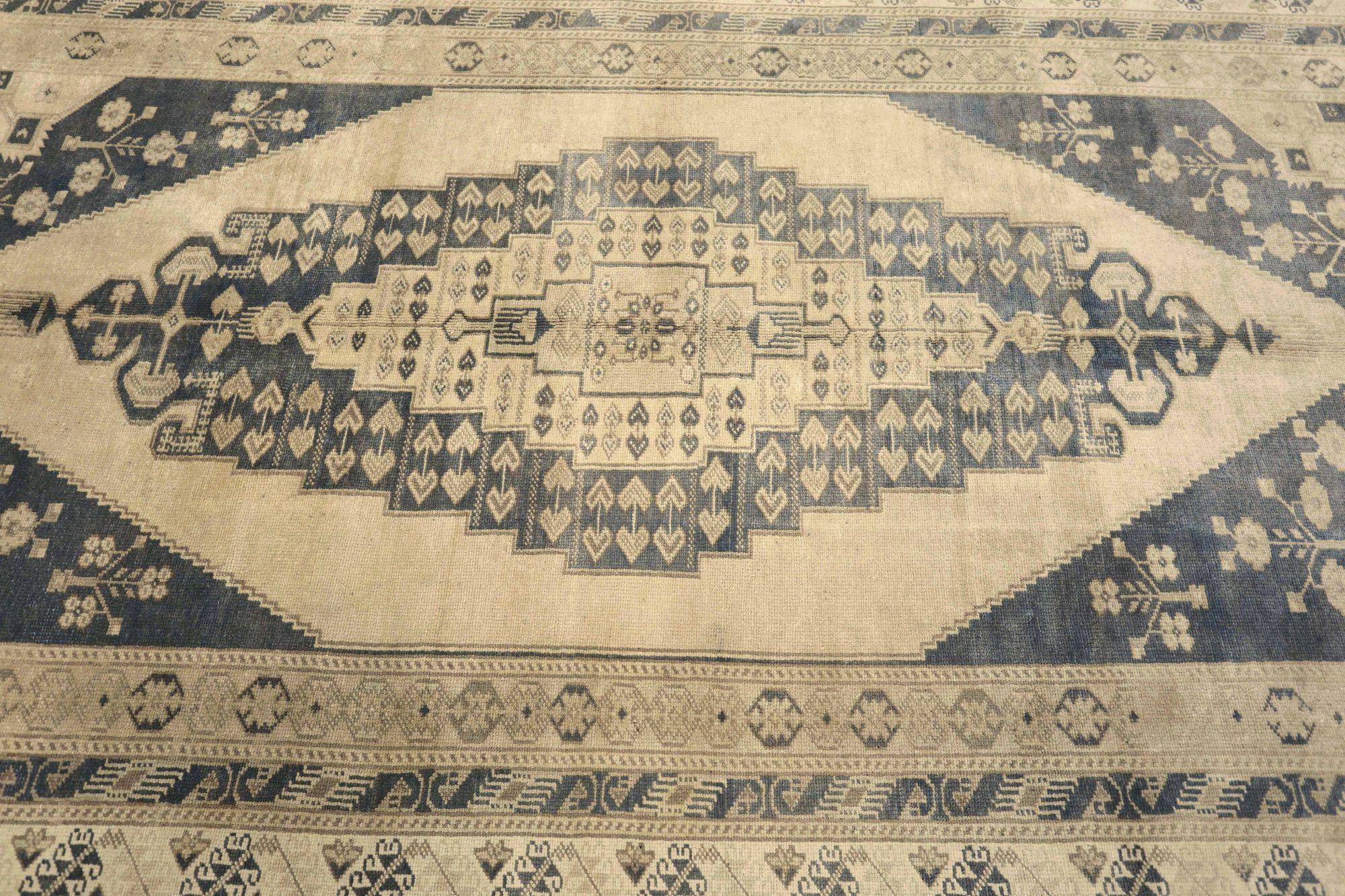 Entdecken Sie die Eleganz von Turkey Anatoly mit Teppichen aus der Zeit um 1940. Dieses exklusive Design aus Wolle und BlackIvoryTaupe ist perfekt, um Ihren Raum zu verschönern.