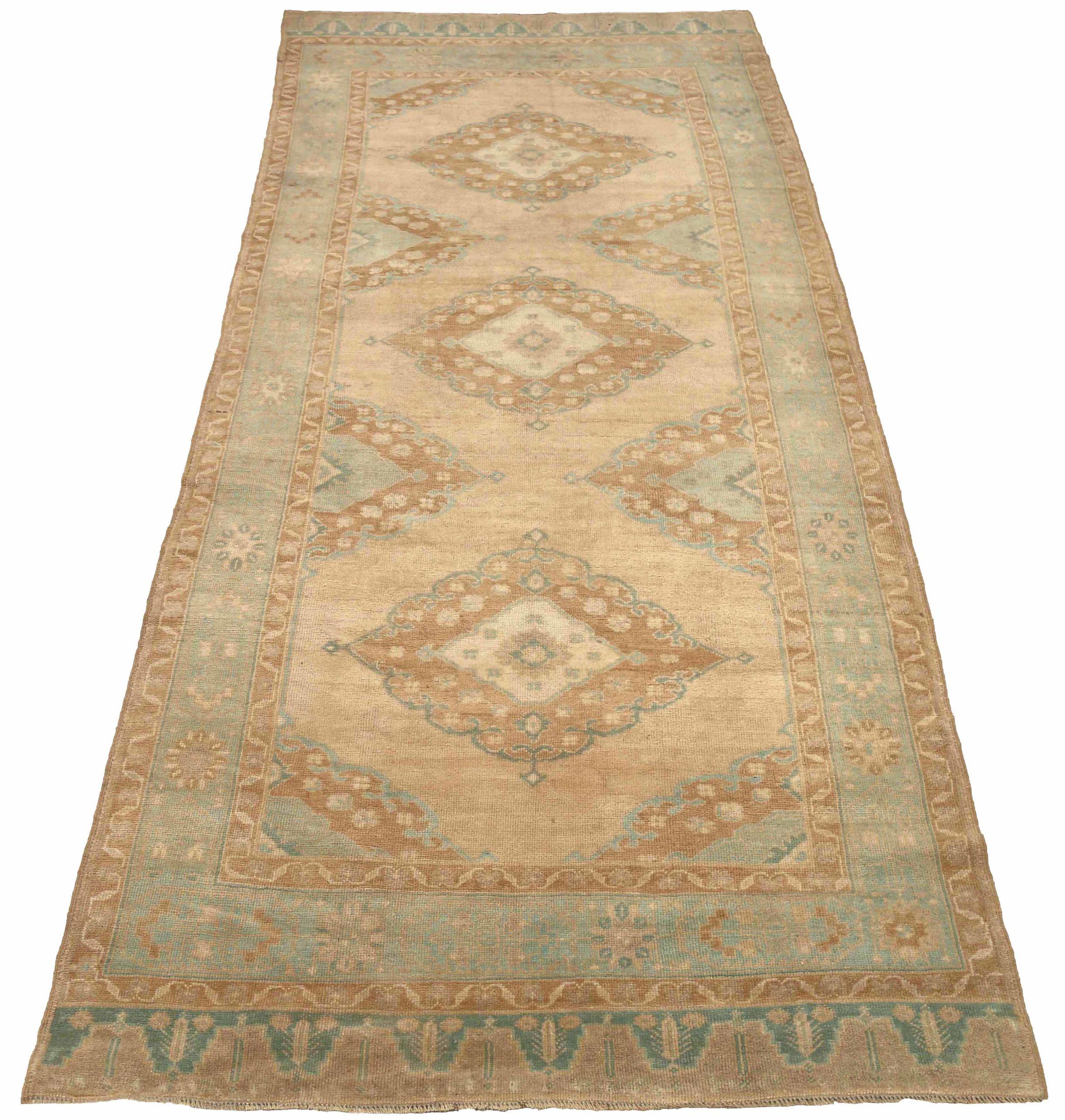Entdecken Sie die Eleganz von Turkey Anatoly mit Teppichen aus der Zeit um 1940. Dieses exklusive Design aus Wolle und BlauBraunElfenbeinRosa ist perfekt, um Ihren Raum zu verschönern.