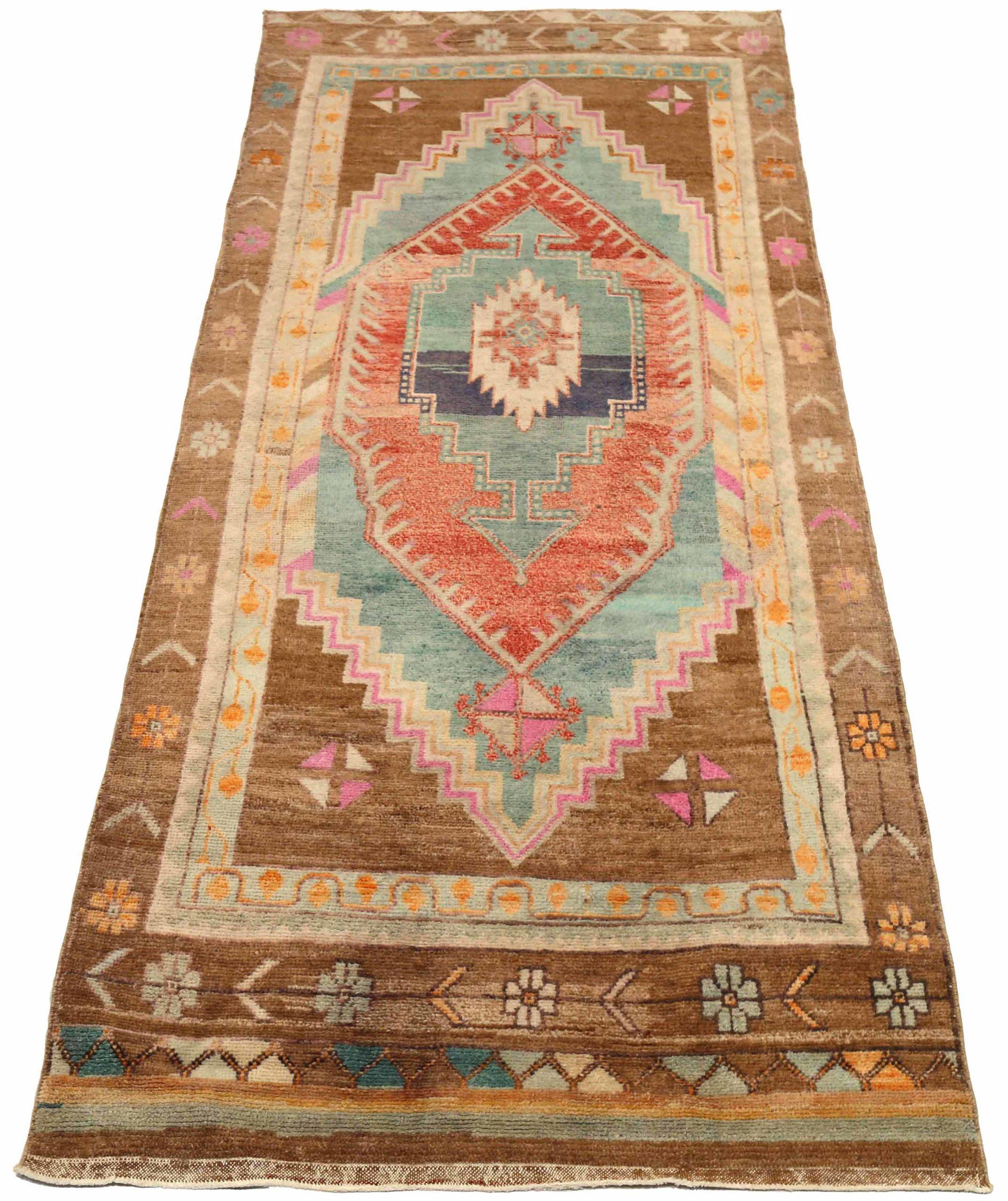 Entdecken Sie die Eleganz von Turkey Anatoly mit Teppichen aus der Zeit um 1940. Dieses exklusive Design aus Wolle und BlauBraunRosa eignet sich perfekt, um Ihren Raum zu verschönern.