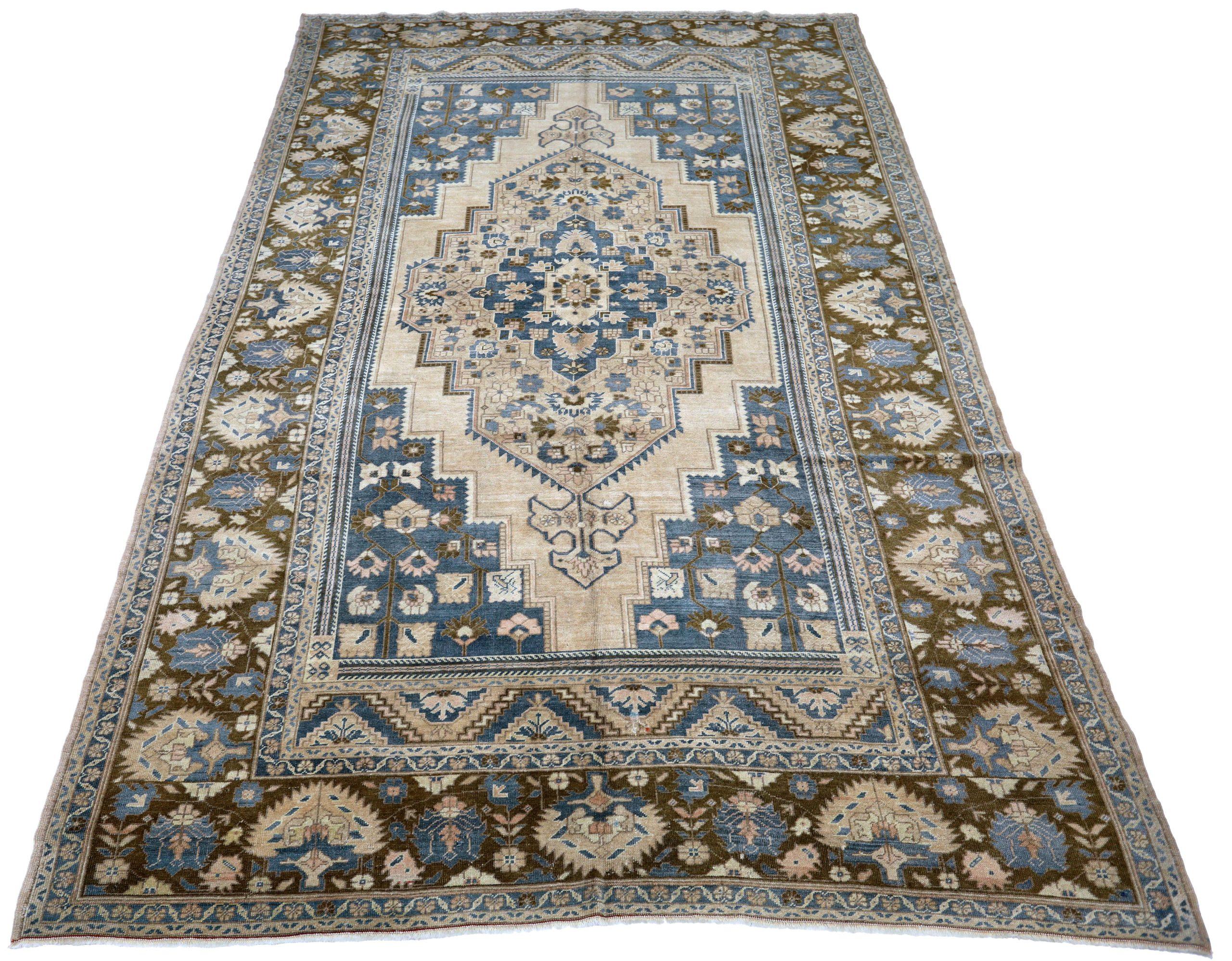 Entdecken Sie die Eleganz von Turkey Anatoly mit Teppichen aus der Zeit um 1940. Dieses exklusive Design aus Wolle und Blau-Elfenbein eignet sich perfekt, um Ihren Raum zu verschönern.