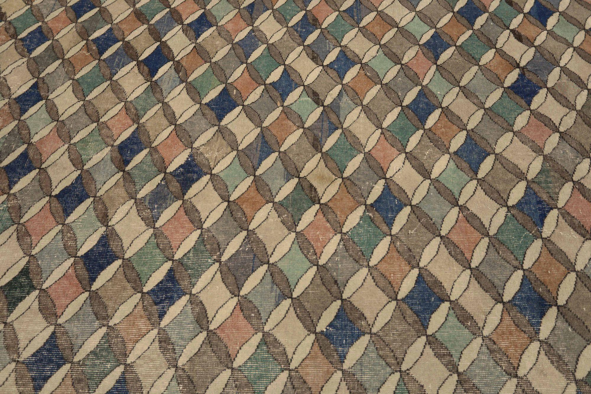 Entdecken Sie die Eleganz von Turkey Anatoly mit Teppichen aus der Zeit um 1940. Dieses exklusive Design aus Wolle in den Farben BlauElfenbeinMarineblauRosa eignet sich perfekt zur Verschönerung Ihres Raums.