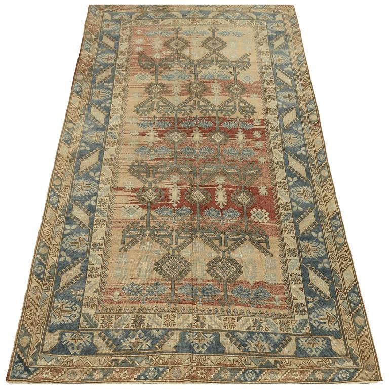 Entdecken Sie die Eleganz von Turkey Anatoly mit Teppichen aus der Zeit um 1940. Dieses exklusive Design aus Wolle und Blau-Elfenbein-Rosa ist perfekt, um Ihren Raum zu verschönern.