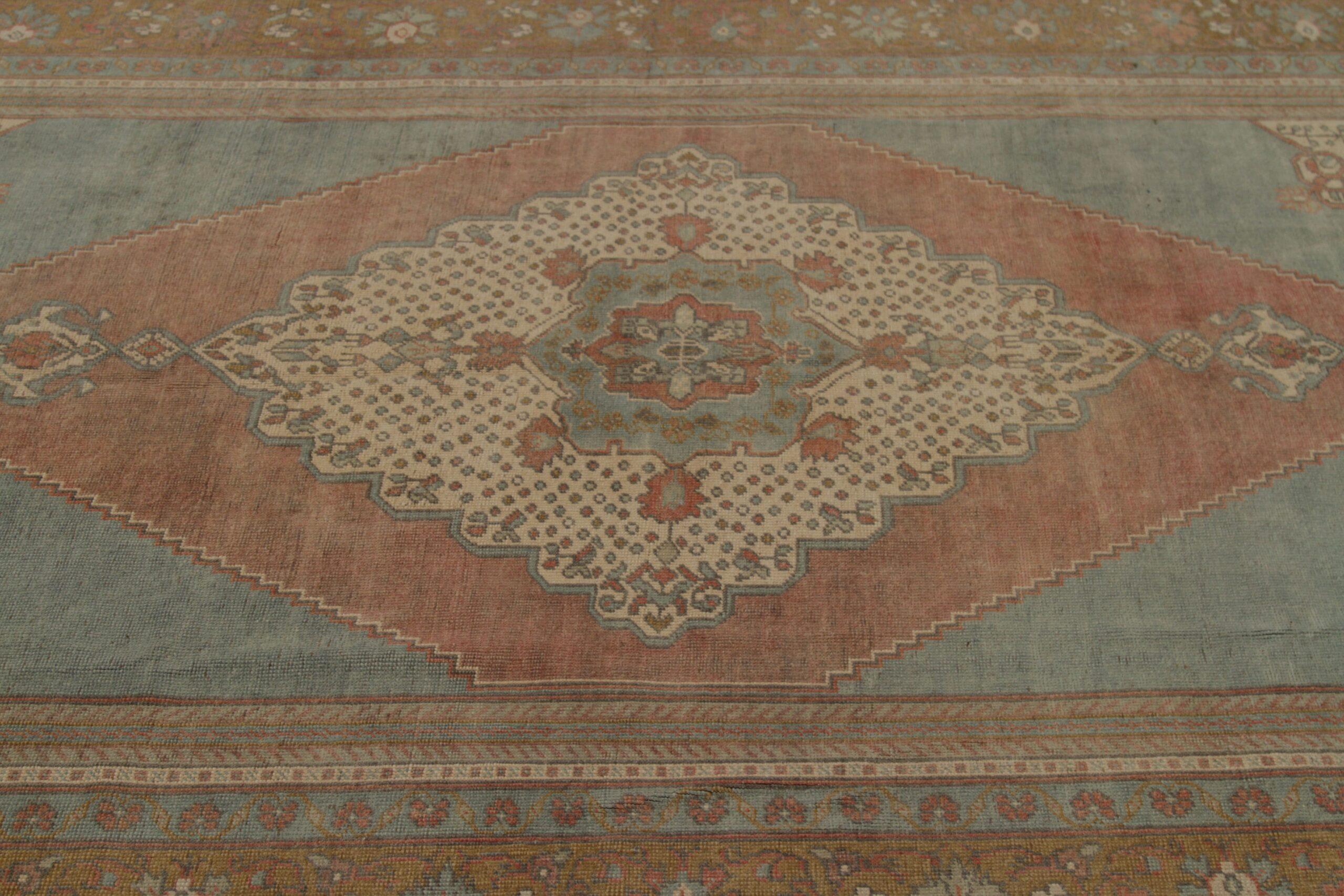 Entdecken Sie die Eleganz von Turkey Anatoly mit Teppichen aus der Zeit um 1940. Dieses exklusive Design aus Wolle und Blau-Elfenbein-Rosa-Gelb ist perfekt, um Ihren Raum zu verschönern.