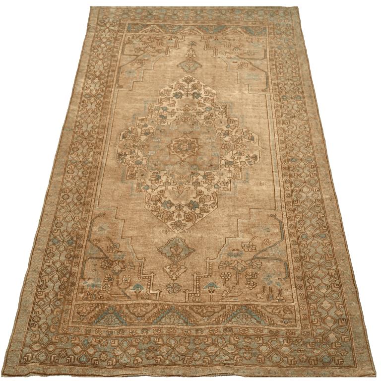 Entdecken Sie die Eleganz von Turkey Anatoly mit Teppichen aus der Zeit um 1940. Dieses exklusive Design aus Wolle und BlueIvoryTaupe ist perfekt, um Ihren Raum zu verschönern.