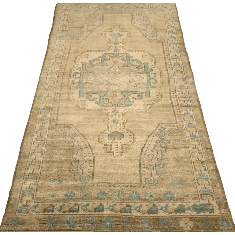 Entdecken Sie die Eleganz von Turkey Anatoly mit Teppichen aus der Zeit um 1940. Dieses exklusive Design aus Wolle und BlueIvoryTaupe ist perfekt, um Ihren Raum zu verschönern.