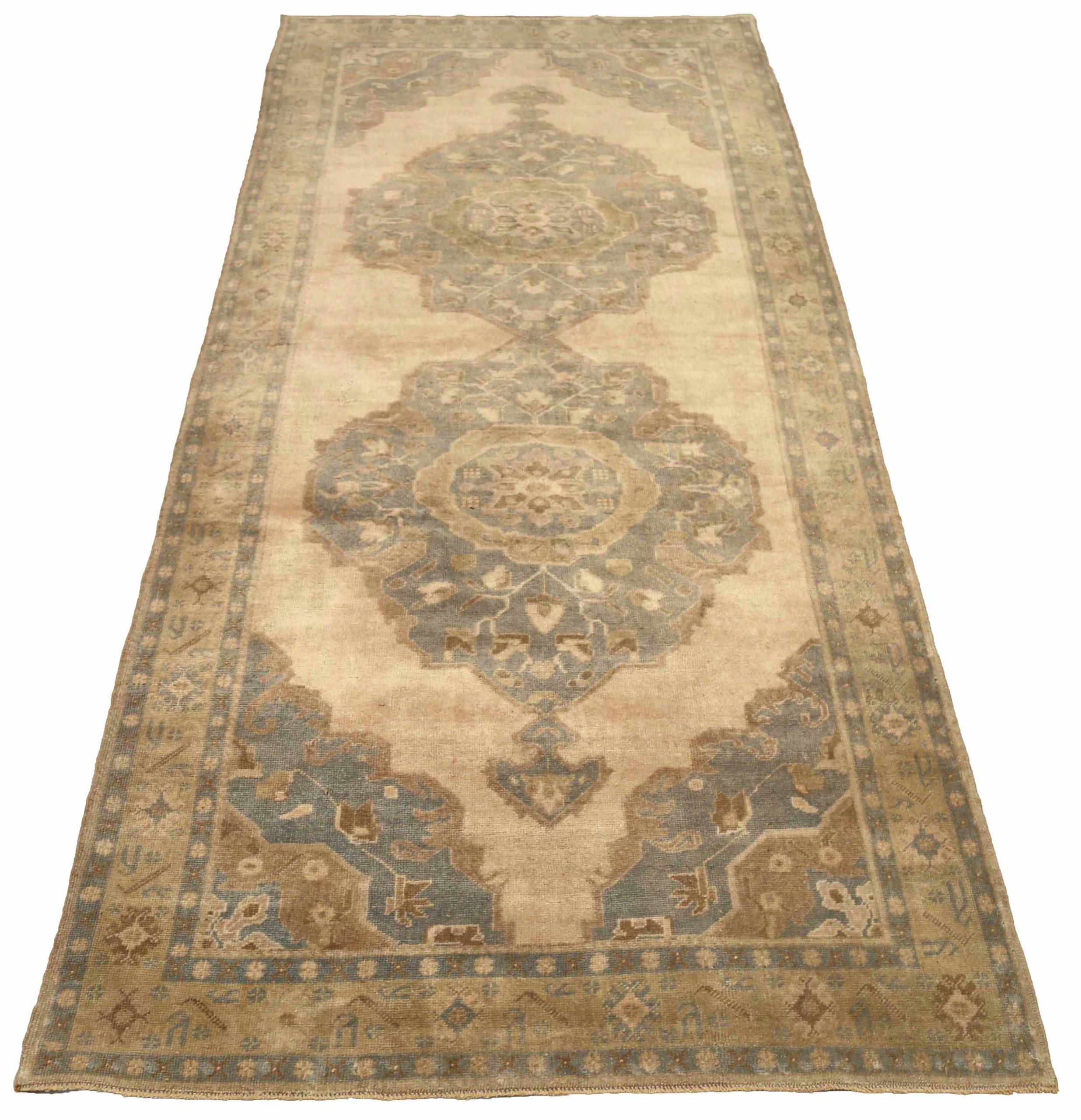 Entdecken Sie die Eleganz von Turkey Anatoly mit Teppichen aus der Zeit um 1940. Dieses exklusive Design aus Wolle und Blau-Elfenbein-Gelb ist perfekt, um Ihren Raum zu verschönern.