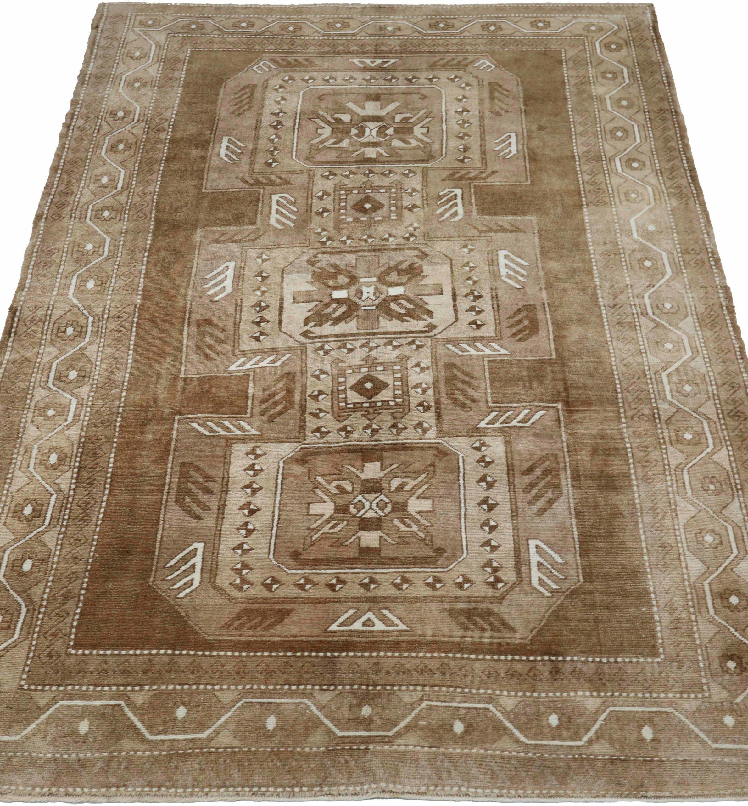 Entdecken Sie die Eleganz von Turkey Anatoly mit Teppichen aus der Zeit um 1940. Dieses exklusive Design aus Wolle und Braun ist perfekt, um Ihren Raum zu verschönern.