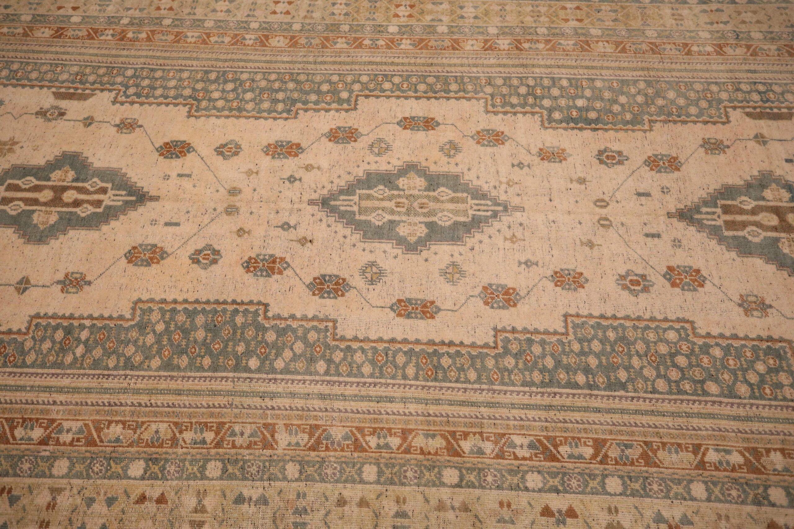 Entdecken Sie die Eleganz von Turkey Anatoly mit Teppichen aus der Zeit um 1940. Dieses exklusive Design aus Wolle und BraunGrauElfenbein ist perfekt, um Ihren Raum zu verschönern.