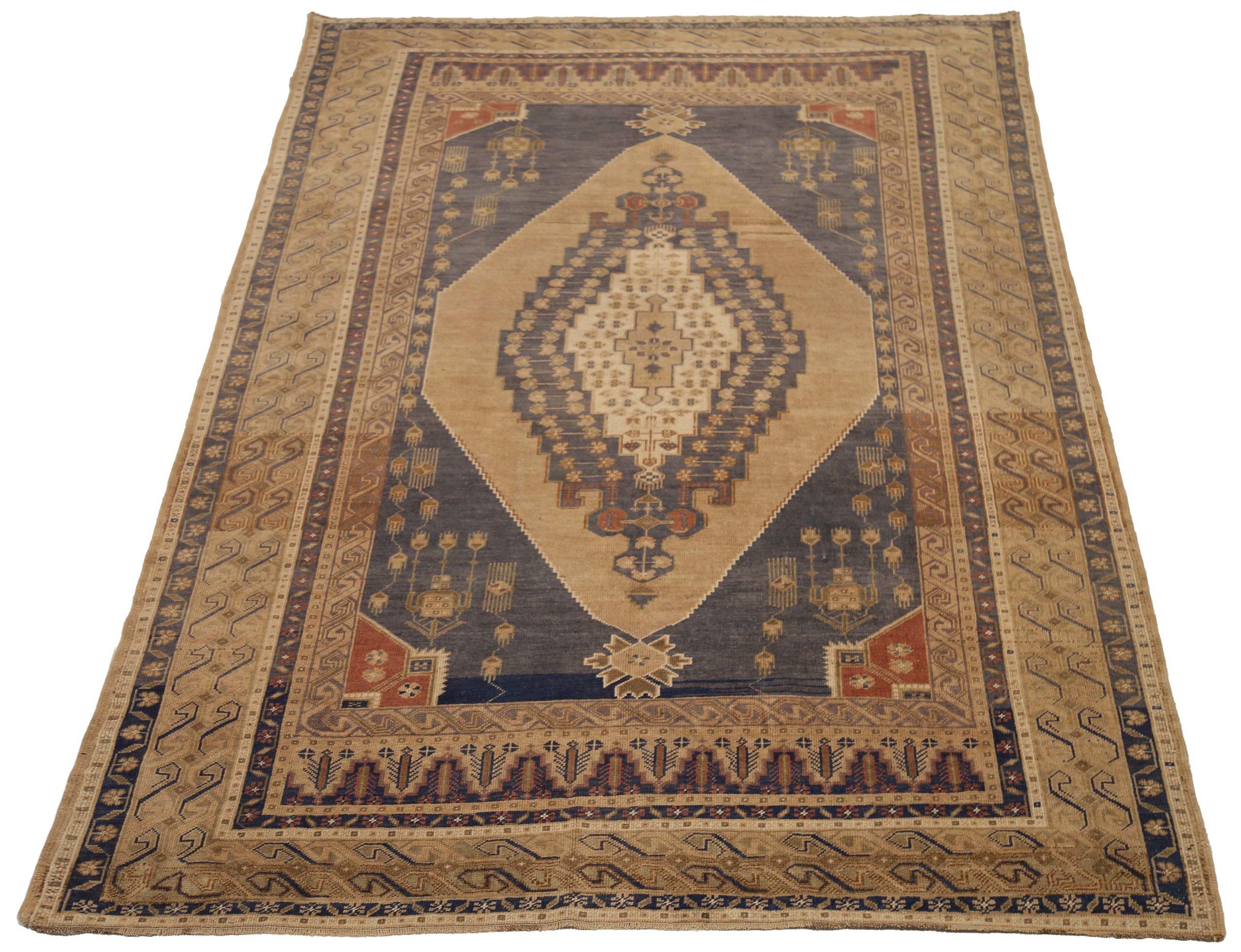 Entdecken Sie die Eleganz von Turkey Anatoly mit Teppichen aus der Zeit um 1940. Dieses exklusive Design aus Wolle und BraunGrauElfenbein ist perfekt, um Ihren Raum zu verschönern.