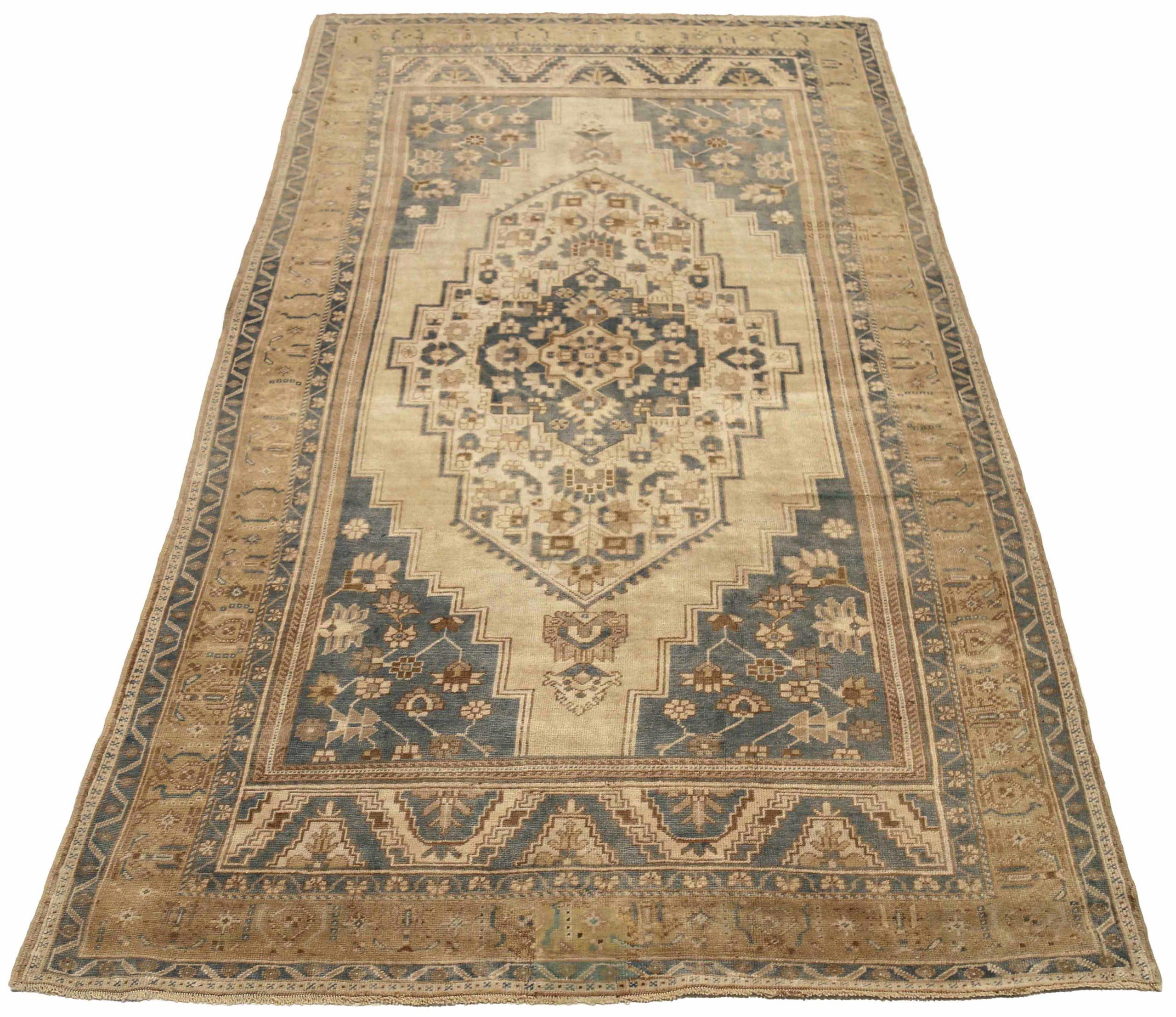 Entdecken Sie die Eleganz von Turkey Anatoly mit Teppichen aus der Zeit um 1940. Dieses exklusive Design aus Wolle und BraunGrauElfenbein ist perfekt, um Ihren Raum zu verschönern.