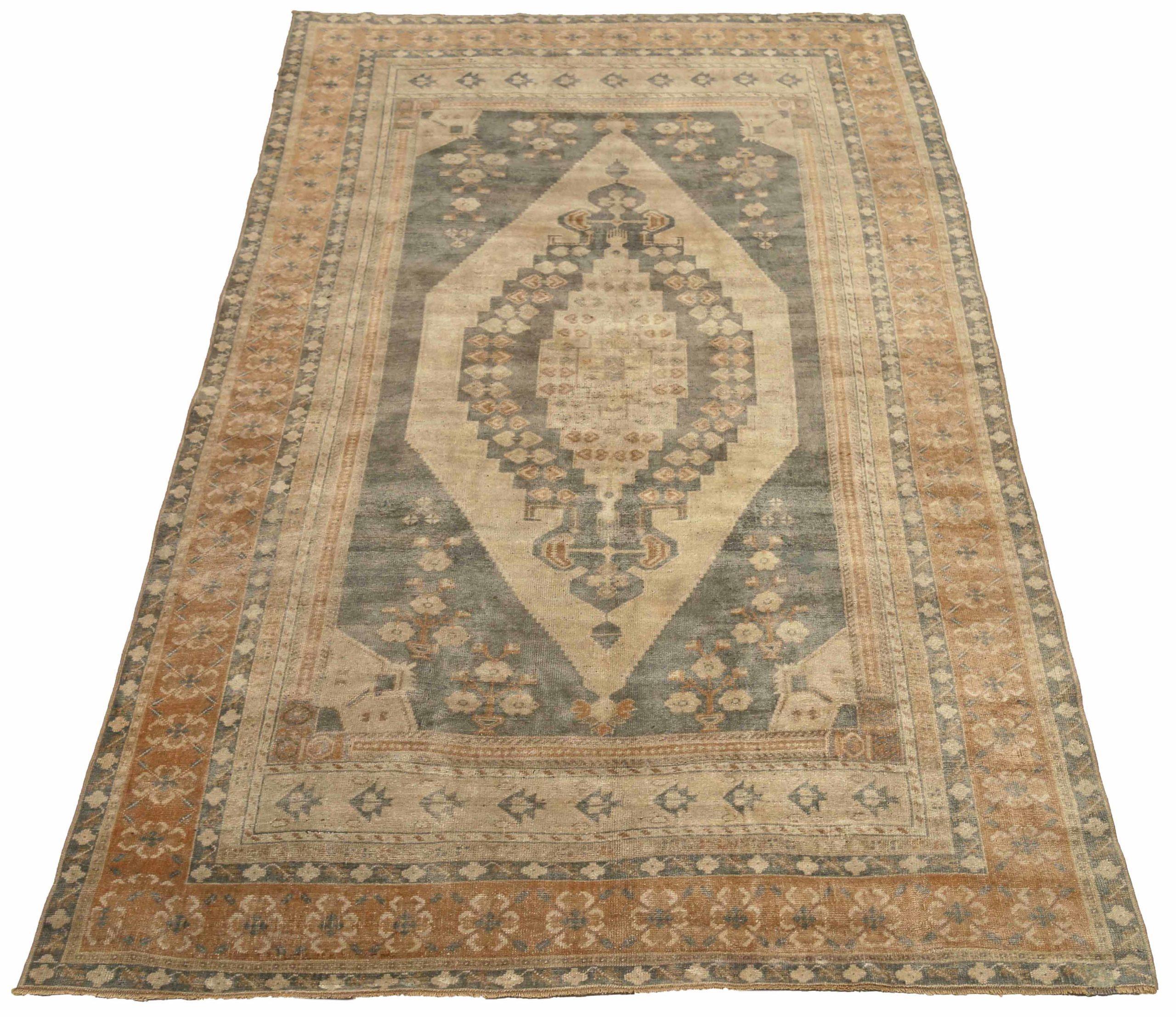 Entdecken Sie die Eleganz von Turkey Anatoly mit Teppichen aus der Zeit um 1940. Dieses exklusive Design aus Wolle und BraunGrauElfenbein ist perfekt, um Ihren Raum zu verschönern.