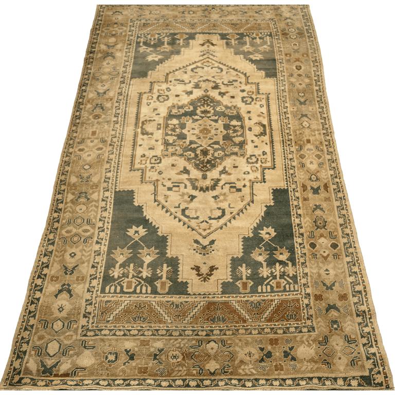 Entdecken Sie die Eleganz von Turkey Anatoly mit Teppichen aus der Zeit um 1940. Dieses exklusive Design aus Wolle und BraunGrauElfenbein ist perfekt, um Ihren Raum zu verschönern.