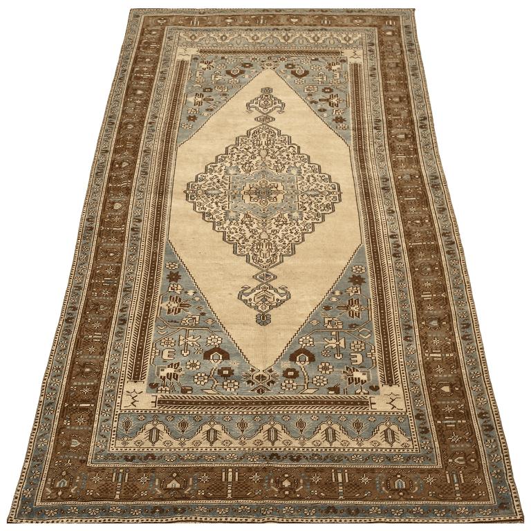 Entdecken Sie die Eleganz von Turkey Anatoly mit Teppichen aus der Zeit um 1940. Dieses exklusive Design aus Wolle und BraunGrauElfenbein ist perfekt, um Ihren Raum zu verschönern.
