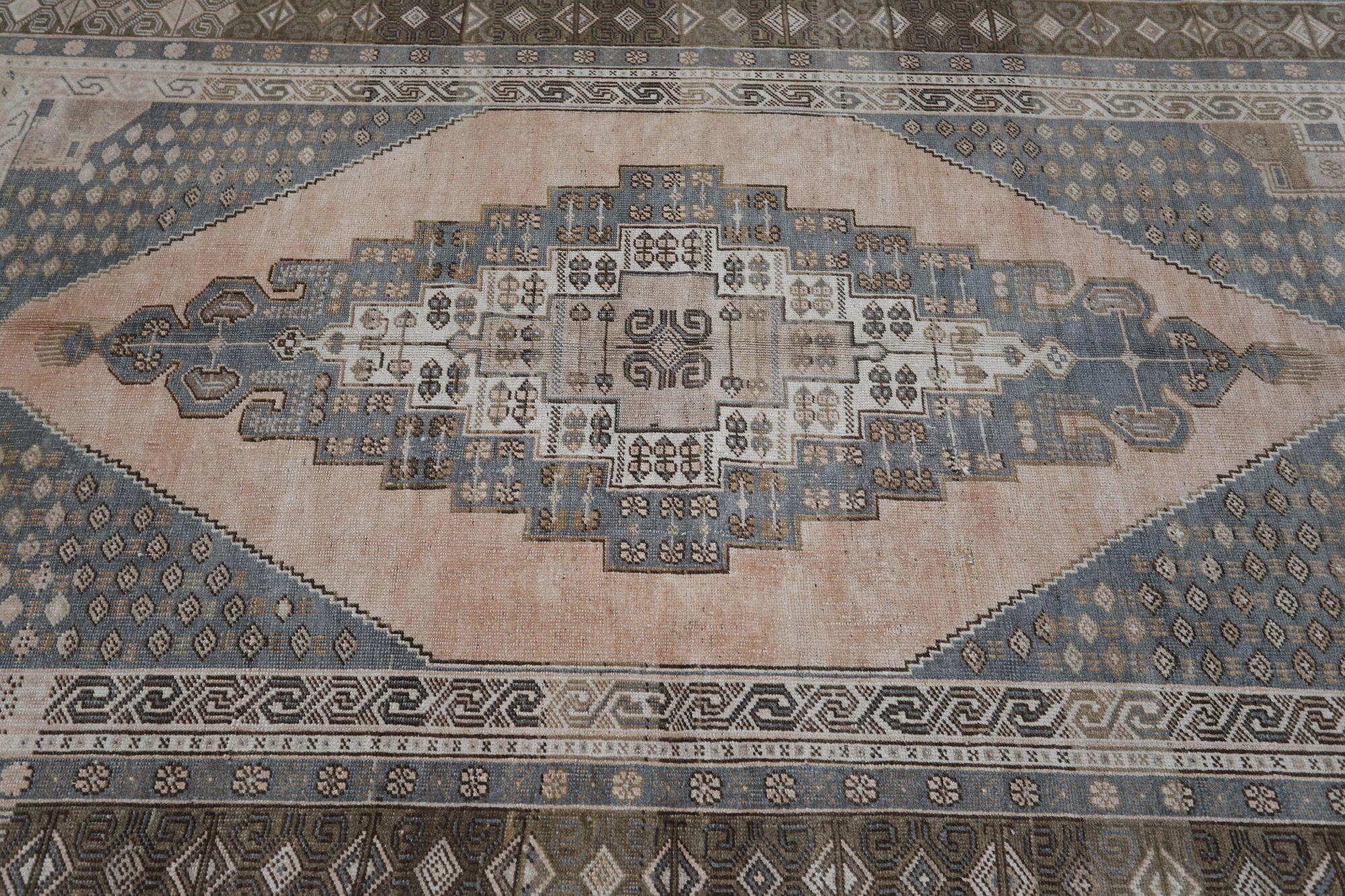 Entdecken Sie die Eleganz von Turkey Anatoly mit Teppichen aus der Zeit um 1880. Dieses exklusive Design aus Wolle und BraunGrauElfenbein ist perfekt, um Ihren Raum zu verschönern.