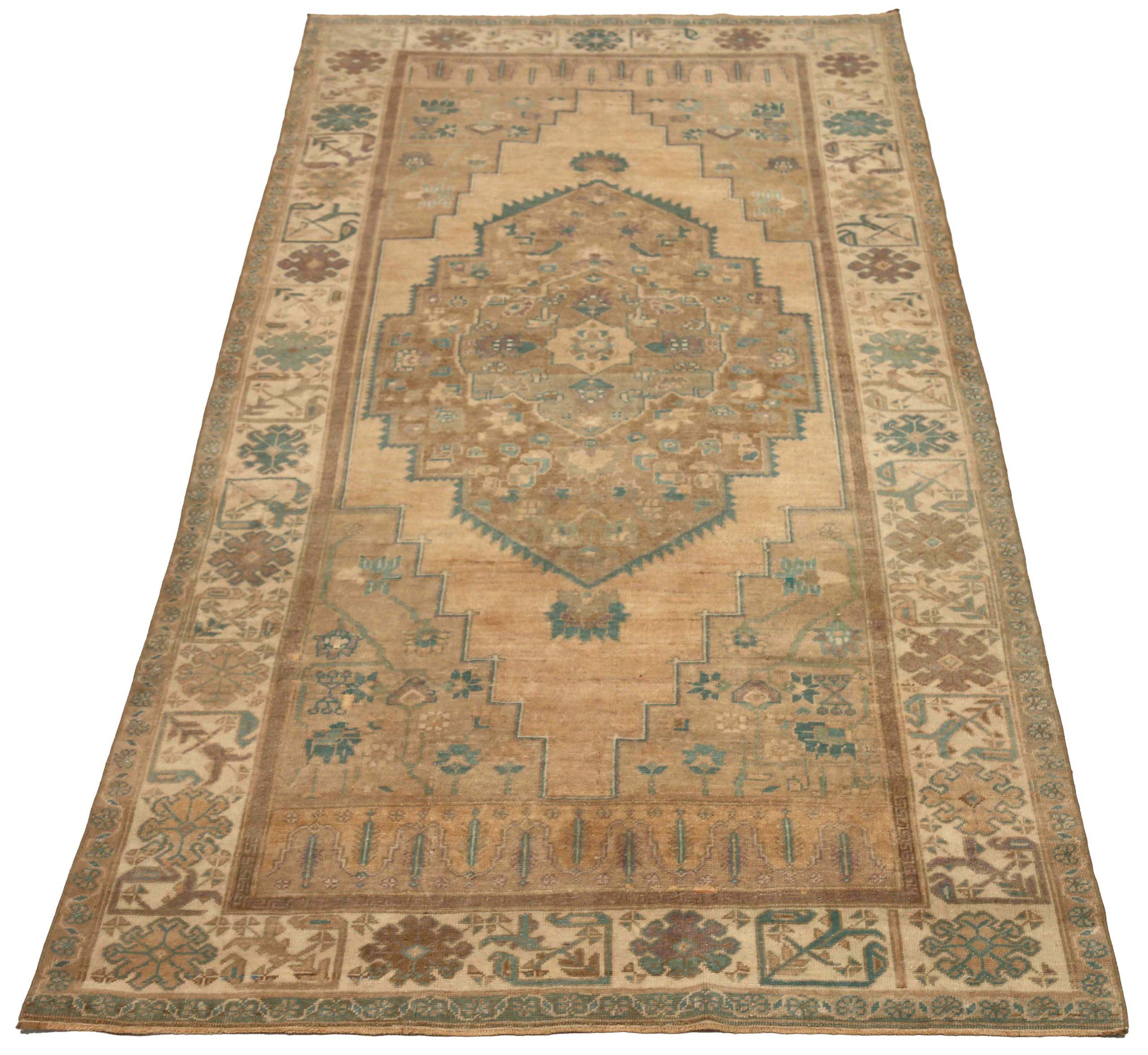Entdecken Sie die Eleganz von Turkey Anatoly mit Teppichen aus der Zeit um 1940. Dieses exklusive Design aus Wolle und BraunGrünElfenbeinRosaTaupe ist perfekt, um Ihren Raum zu verschönern.