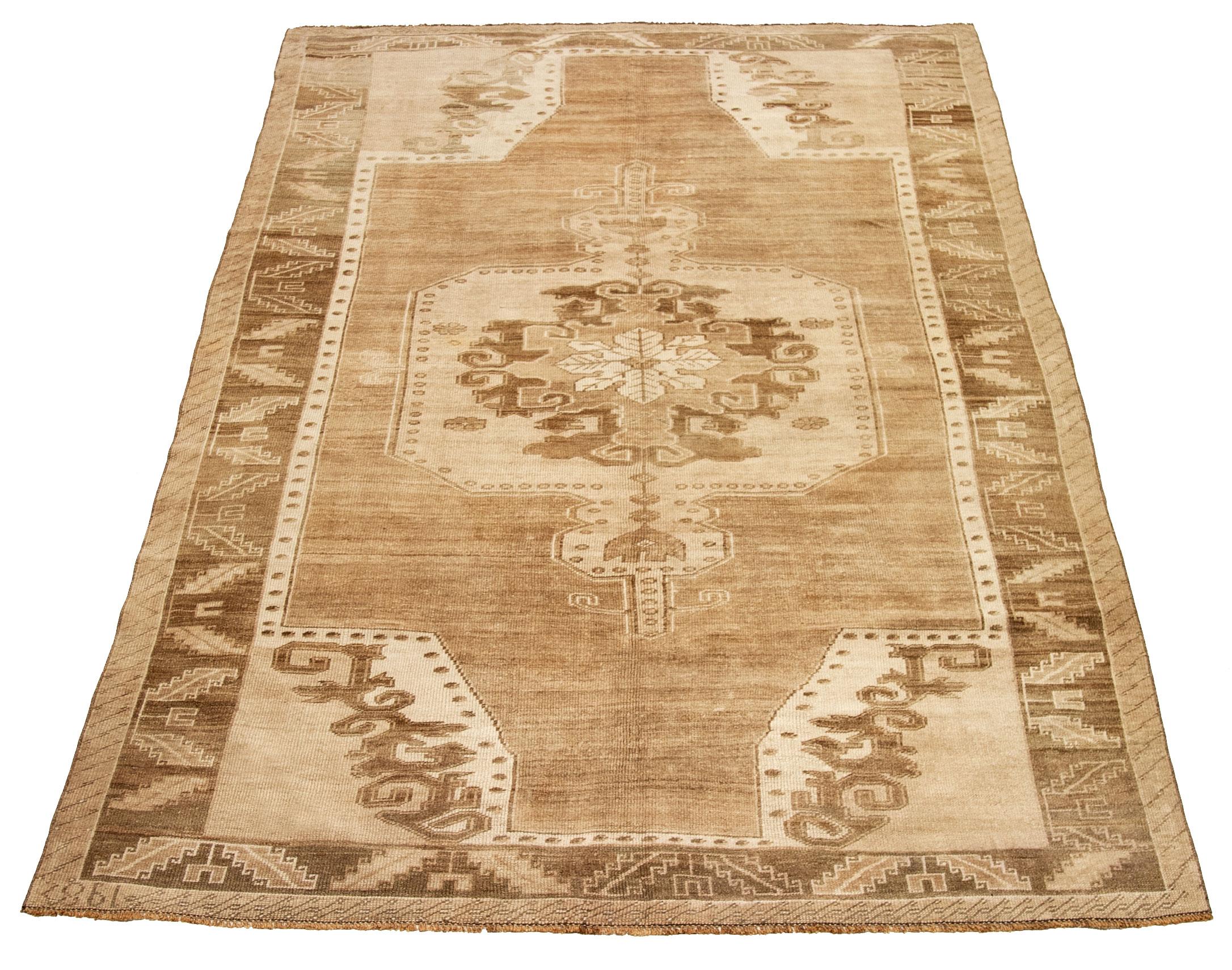Entdecken Sie die Eleganz von Turkey Anatoly mit Teppichen aus der Zeit um 1940. Dieses exklusive Design aus Wolle und Braun-Elfenbein ist perfekt, um Ihren Raum zu verschönern.