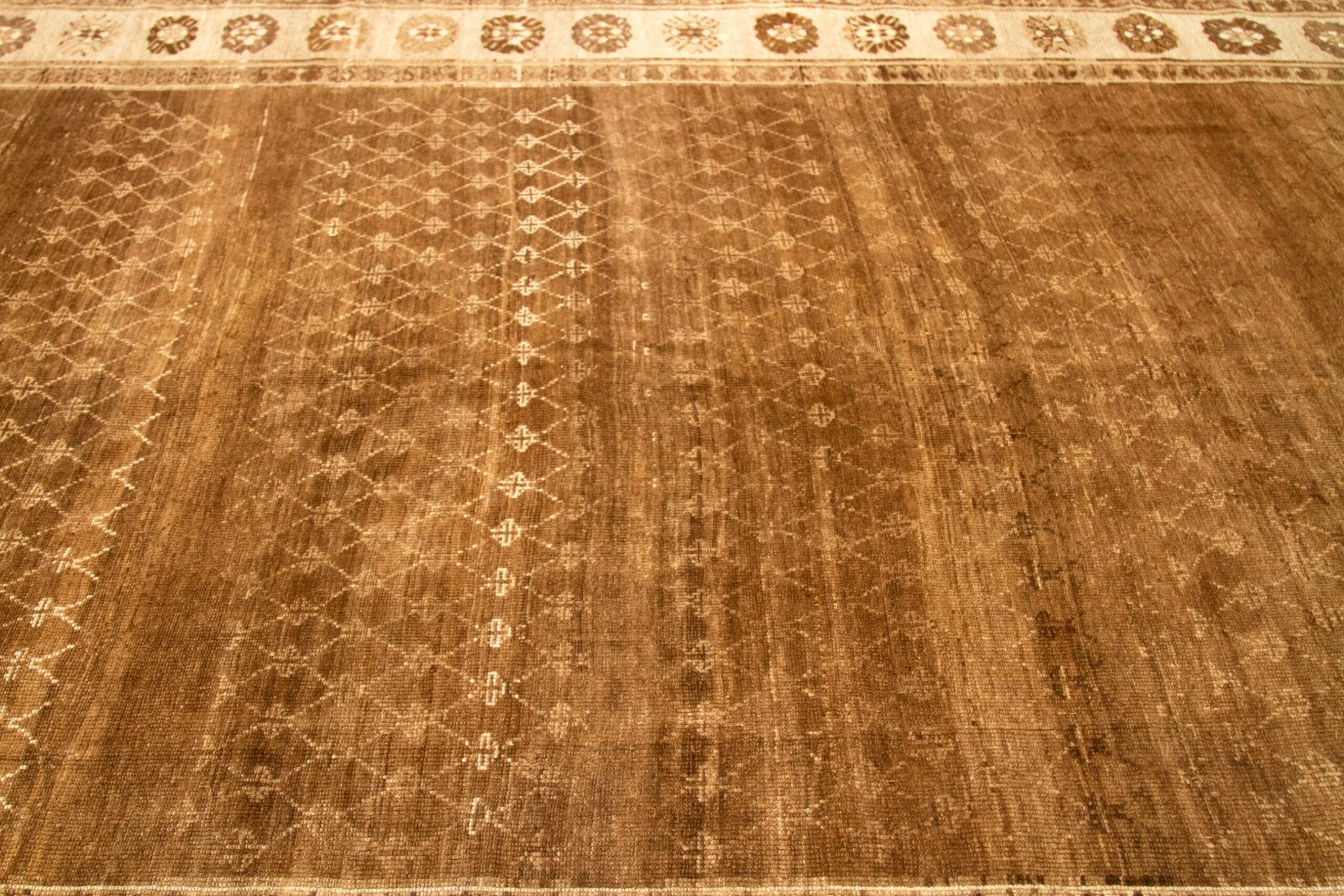 Entdecken Sie die Eleganz von Turkey Anatoly mit Teppichen aus der Zeit um 1940. Dieses exklusive Design aus Wolle und Braun-Elfenbein ist perfekt, um Ihren Raum zu verschönern.