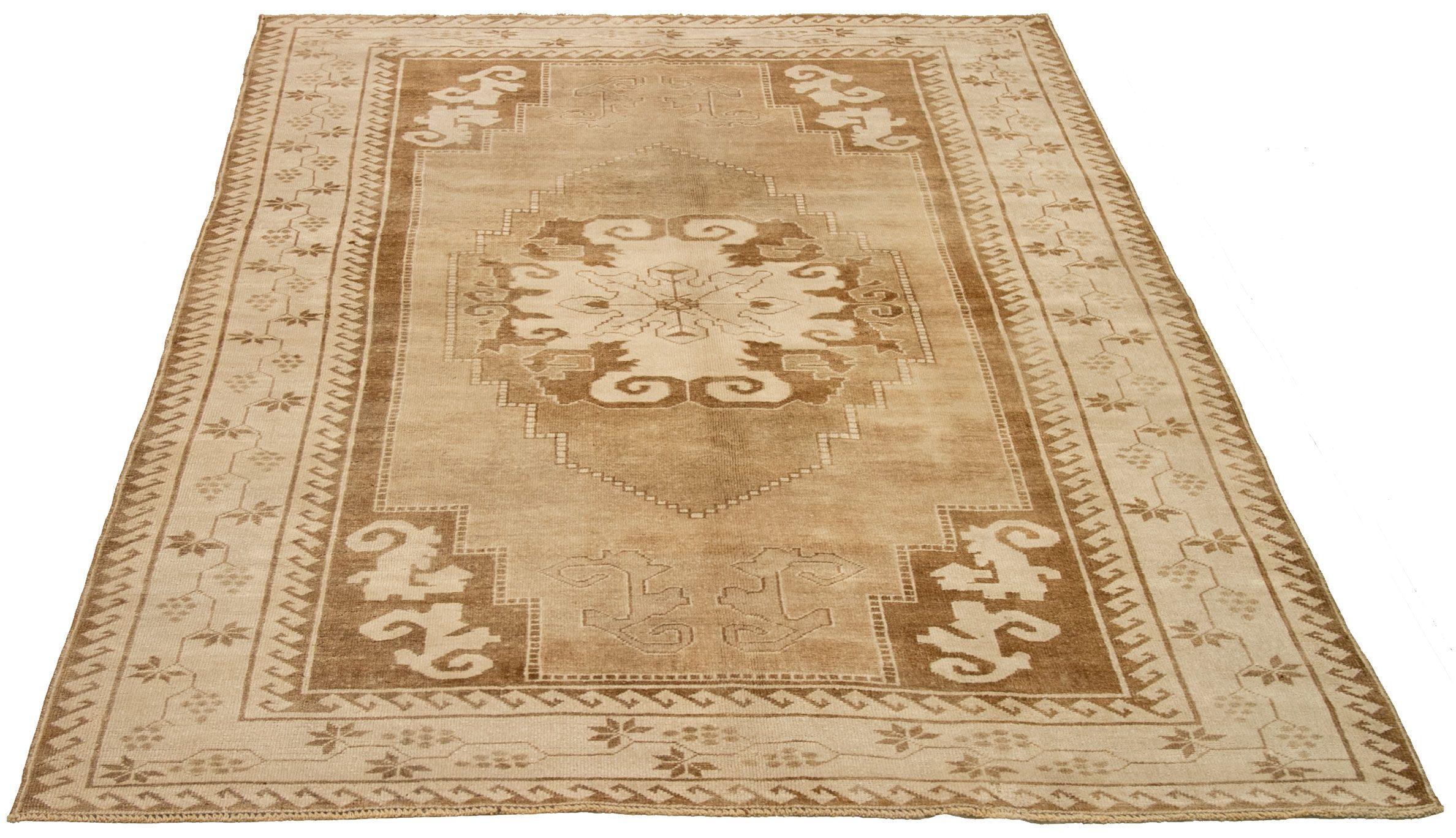 Entdecken Sie die Eleganz von Turkey Anatoly mit Teppichen aus der Zeit um 1940. Dieses exklusive Design aus Wolle und Braun-Elfenbein ist perfekt, um Ihren Raum zu verschönern.