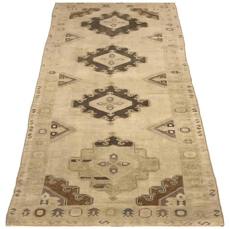 Scopri l'eleganza della Turchia Anatoly con i tappeti CIRCA del 1940. Progettato in lana e marrone-avorio, questo design esclusivo è perfetto per valorizzare il tuo spazio.
