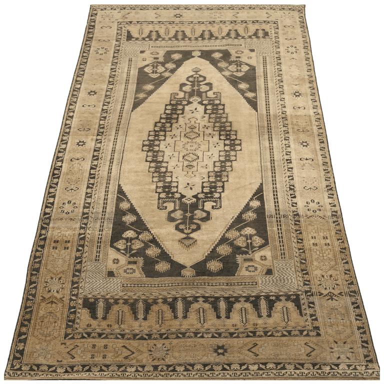 Entdecken Sie die Eleganz von Turkey Anatoly mit Teppichen aus der Zeit um 1940. Dieses exklusive Design aus Wolle und Braun-Elfenbein ist perfekt, um Ihren Raum zu verschönern.