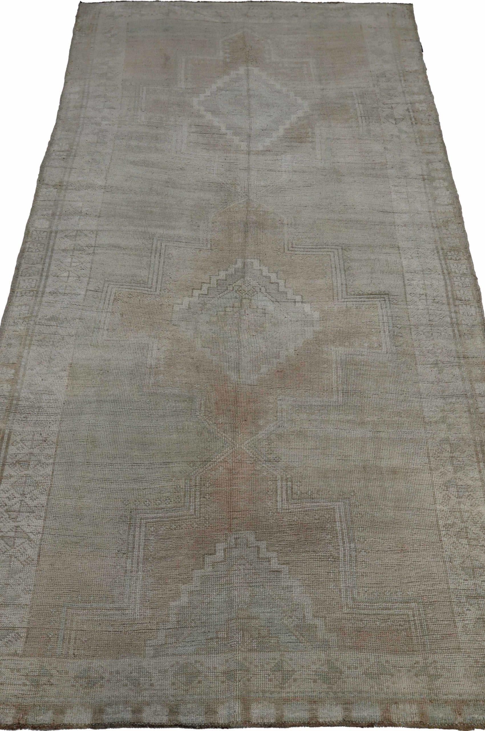Entdecken Sie die Eleganz von Turkey Anatoly mit Teppichen aus der Zeit um 1940. Dieses exklusive Design aus Wolle und Braun-Elfenbein ist perfekt, um Ihren Raum zu verschönern.