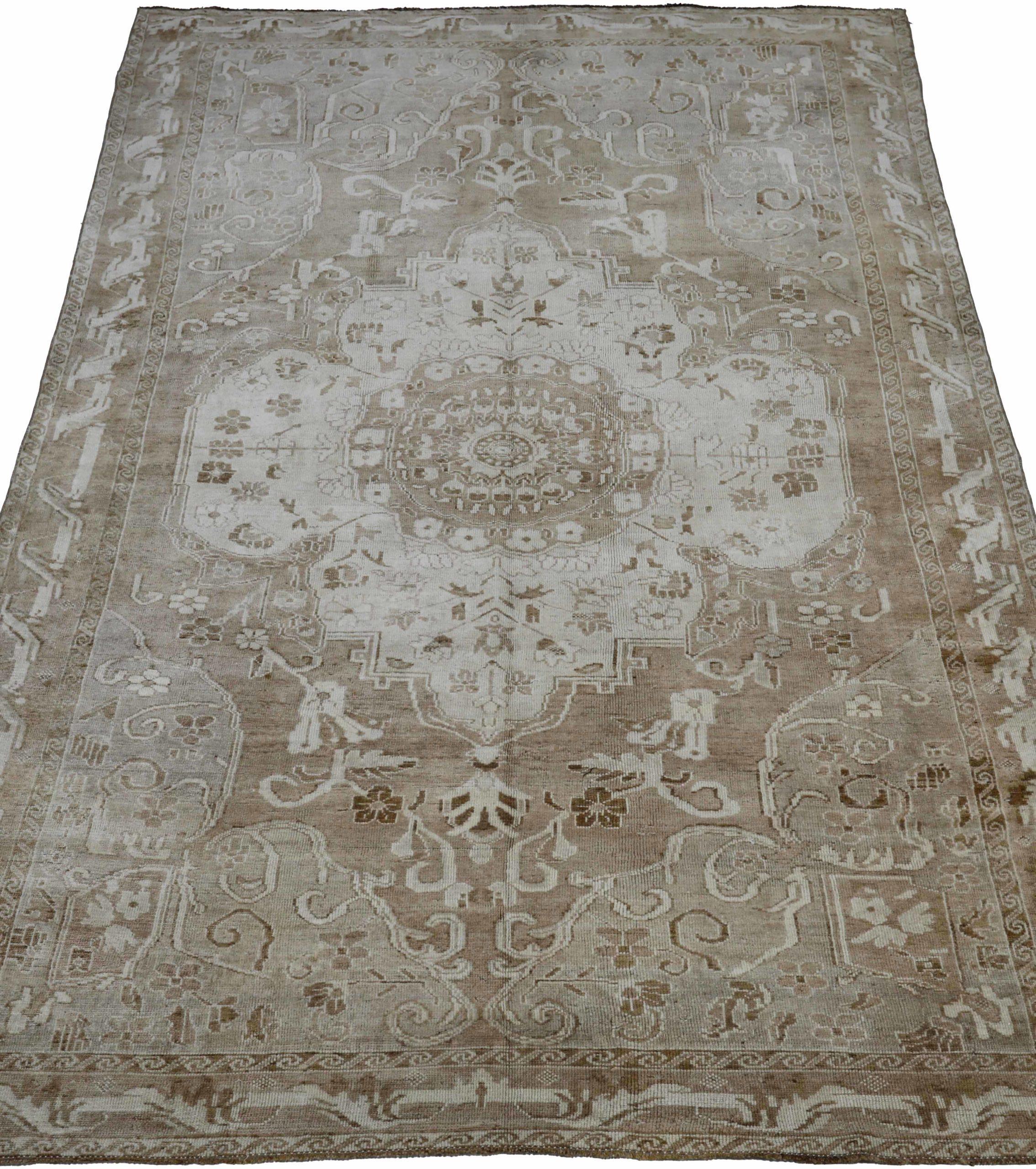 Entdecken Sie die Eleganz von Turkey Anatoly mit Teppichen aus der Zeit um 1940. Dieses exklusive Design aus Wolle und Braun-Elfenbein ist perfekt, um Ihren Raum zu verschönern.
