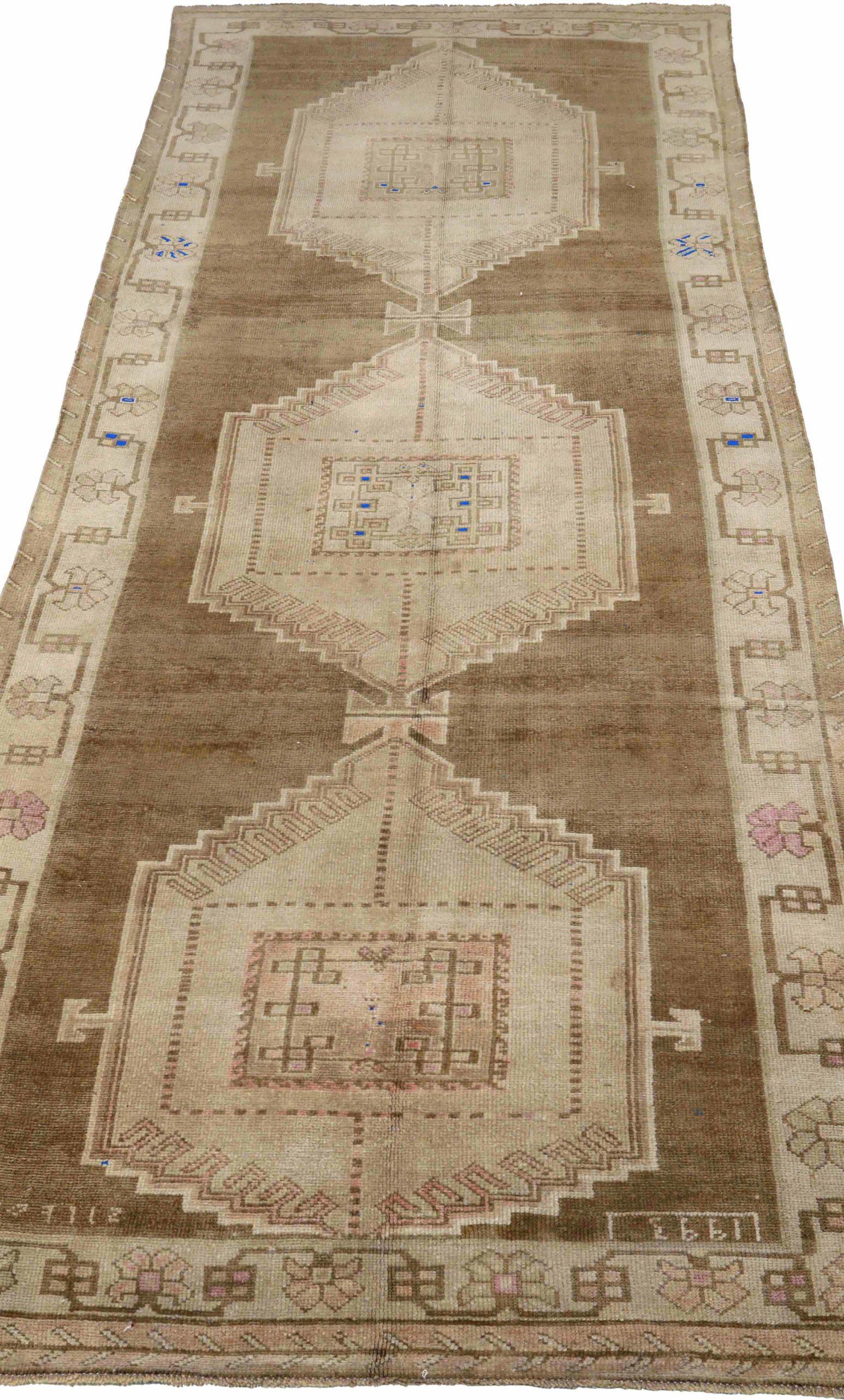 Entdecken Sie die Eleganz von Turkey Anatoly mit Teppichen aus der Zeit um 1940. Dieses exklusive Design aus Wolle und Braun-Elfenbein ist perfekt, um Ihren Raum zu verschönern.