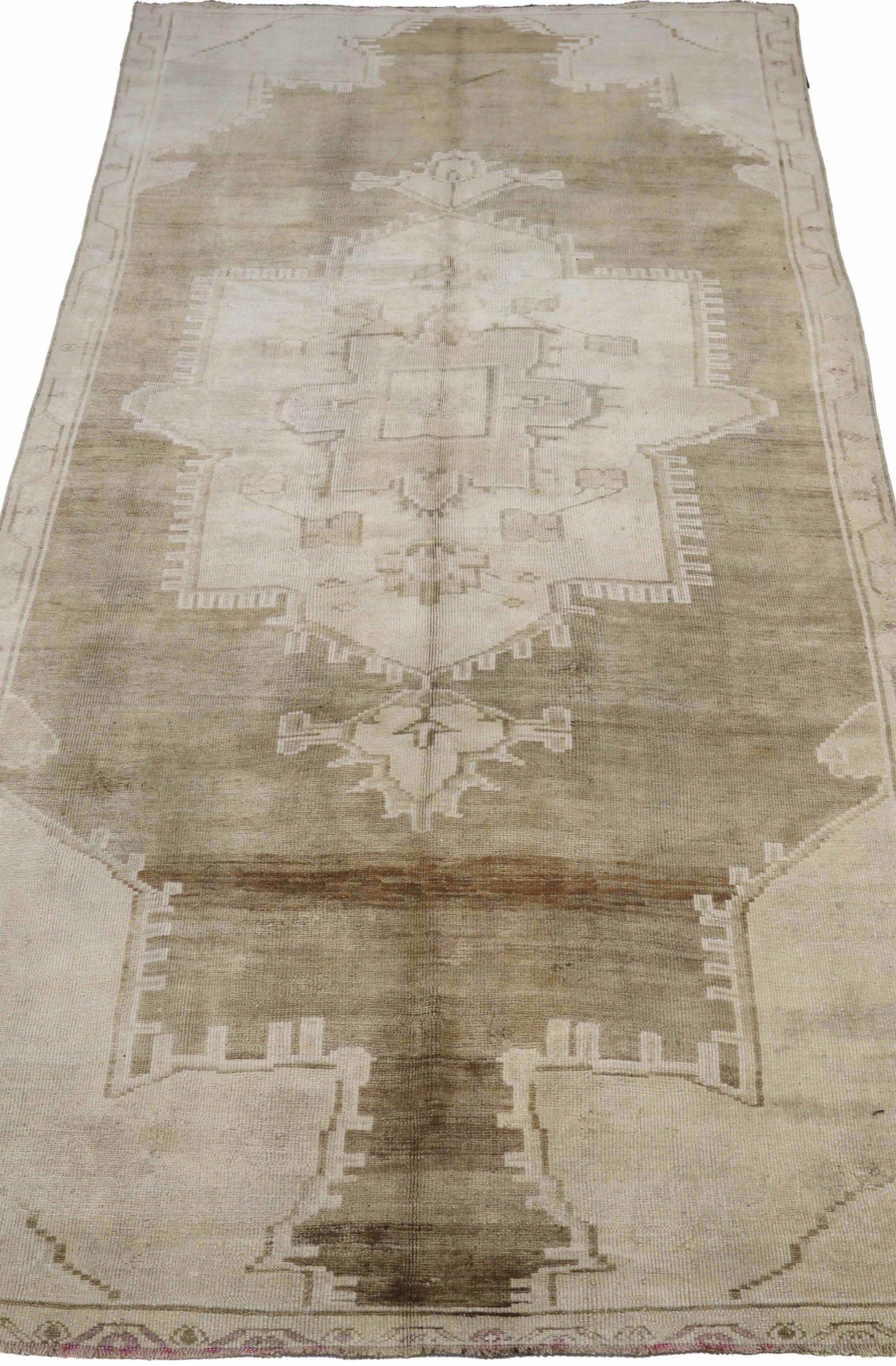 Entdecken Sie die Eleganz von Turkey Anatoly mit Teppichen aus der Zeit um 1940. Dieses exklusive Design aus Wolle und Braun-Elfenbein ist perfekt, um Ihren Raum zu verschönern.