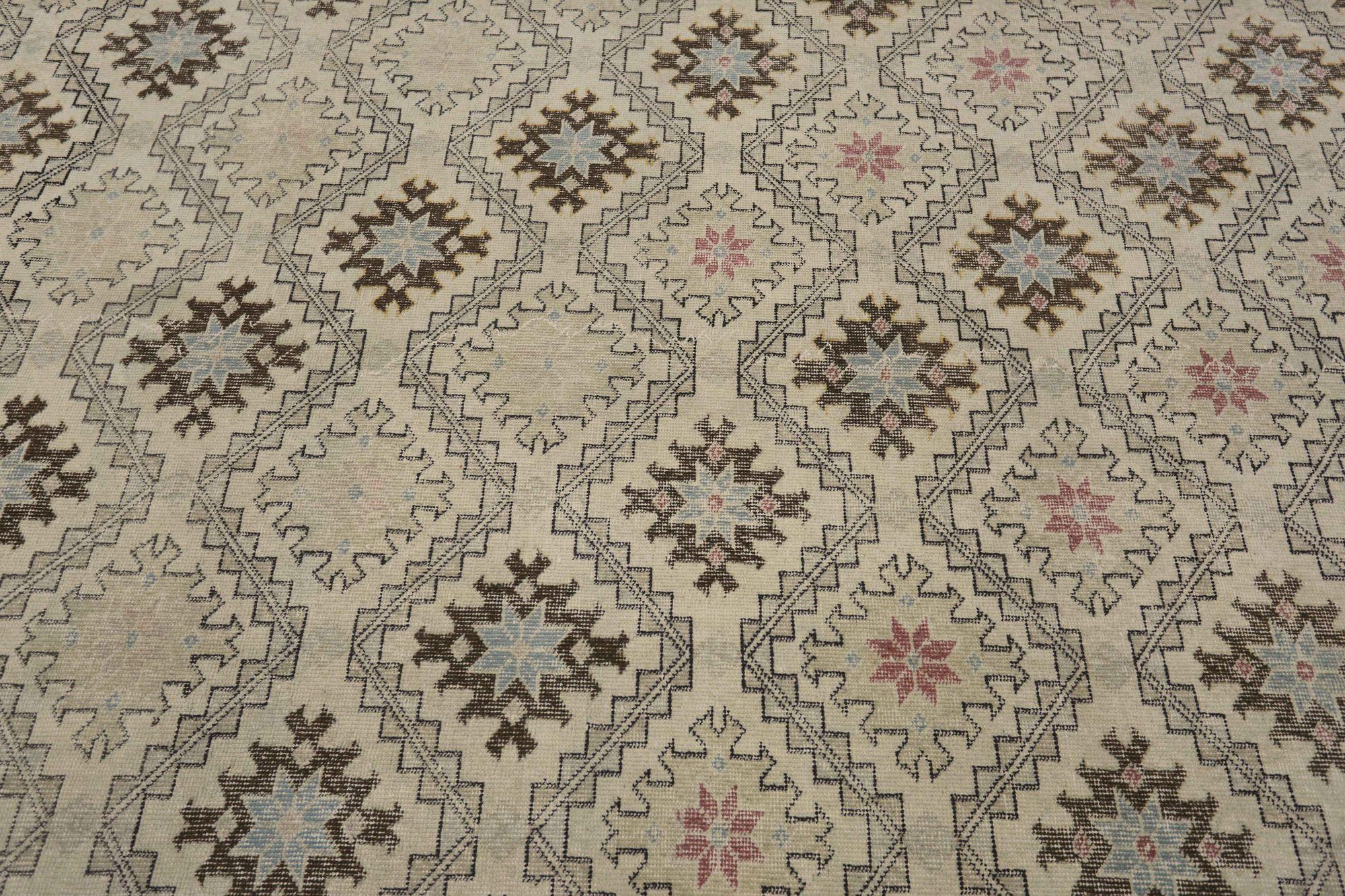 Entdecken Sie die Eleganz von Turkey Anatoly mit Teppichen aus der Zeit um 1940. Dieses exklusive Design aus Wolle und Braun-Elfenbein ist perfekt, um Ihren Raum zu verschönern.