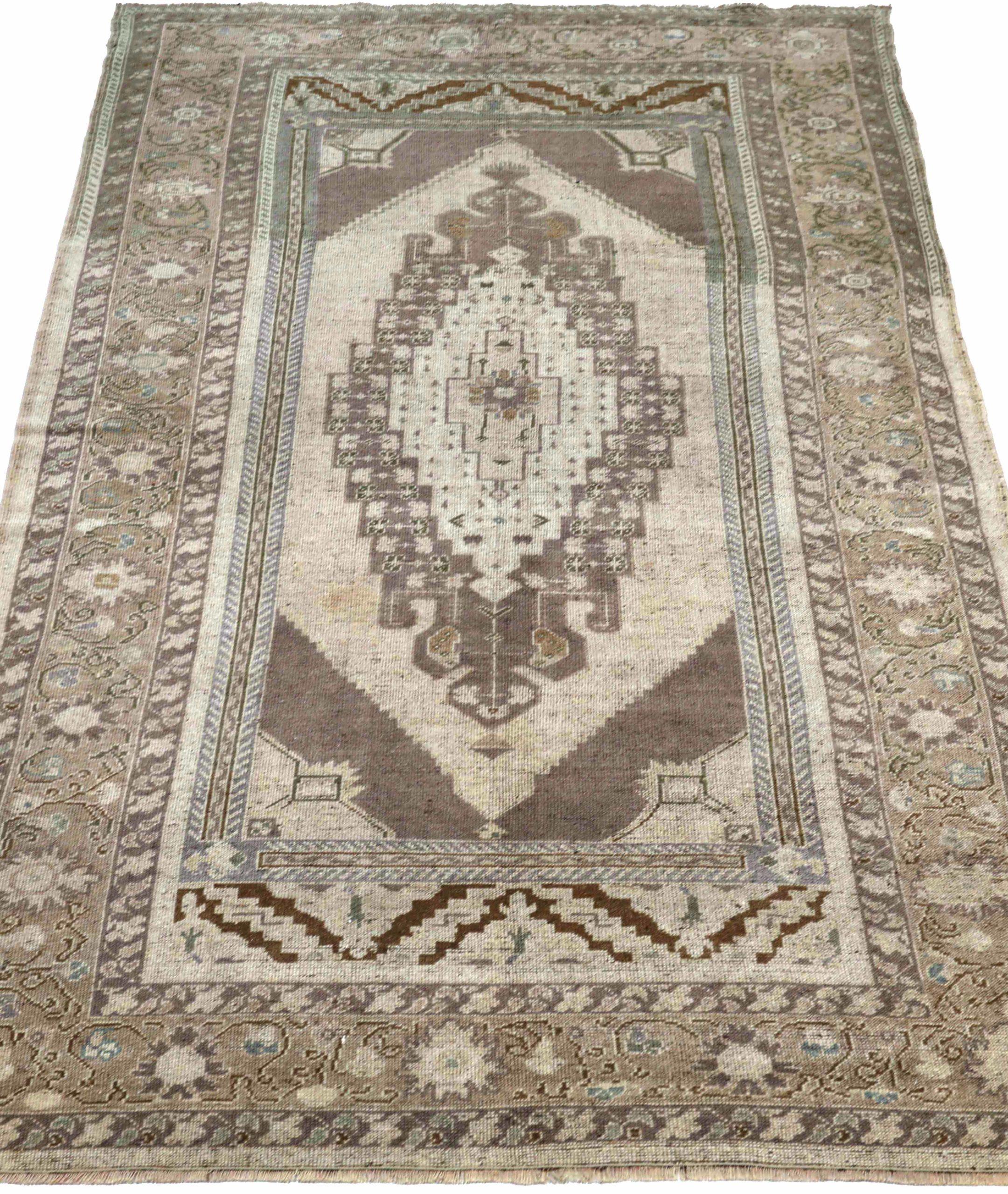 Scopri l'eleganza della Turchia Anatoly con i tappeti CIRCA del 1940. Progettato in lana e marrone-avorio, questo design esclusivo è perfetto per valorizzare il tuo spazio.