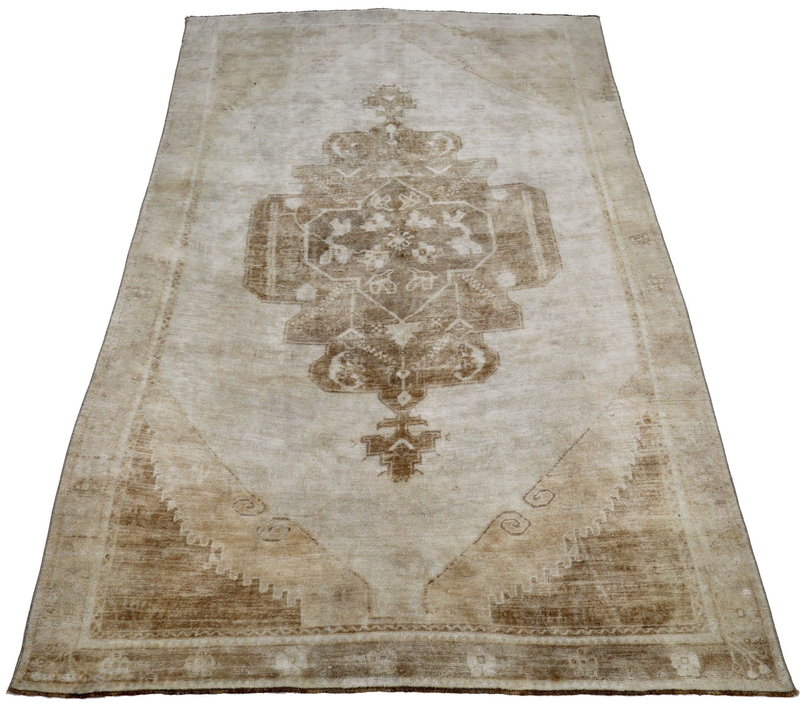 Entdecken Sie die Eleganz von Turkey Anatoly mit Teppichen aus der Zeit um 1940. Dieses exklusive Design aus Wolle und Braun-Elfenbein ist perfekt, um Ihren Raum zu verschönern.