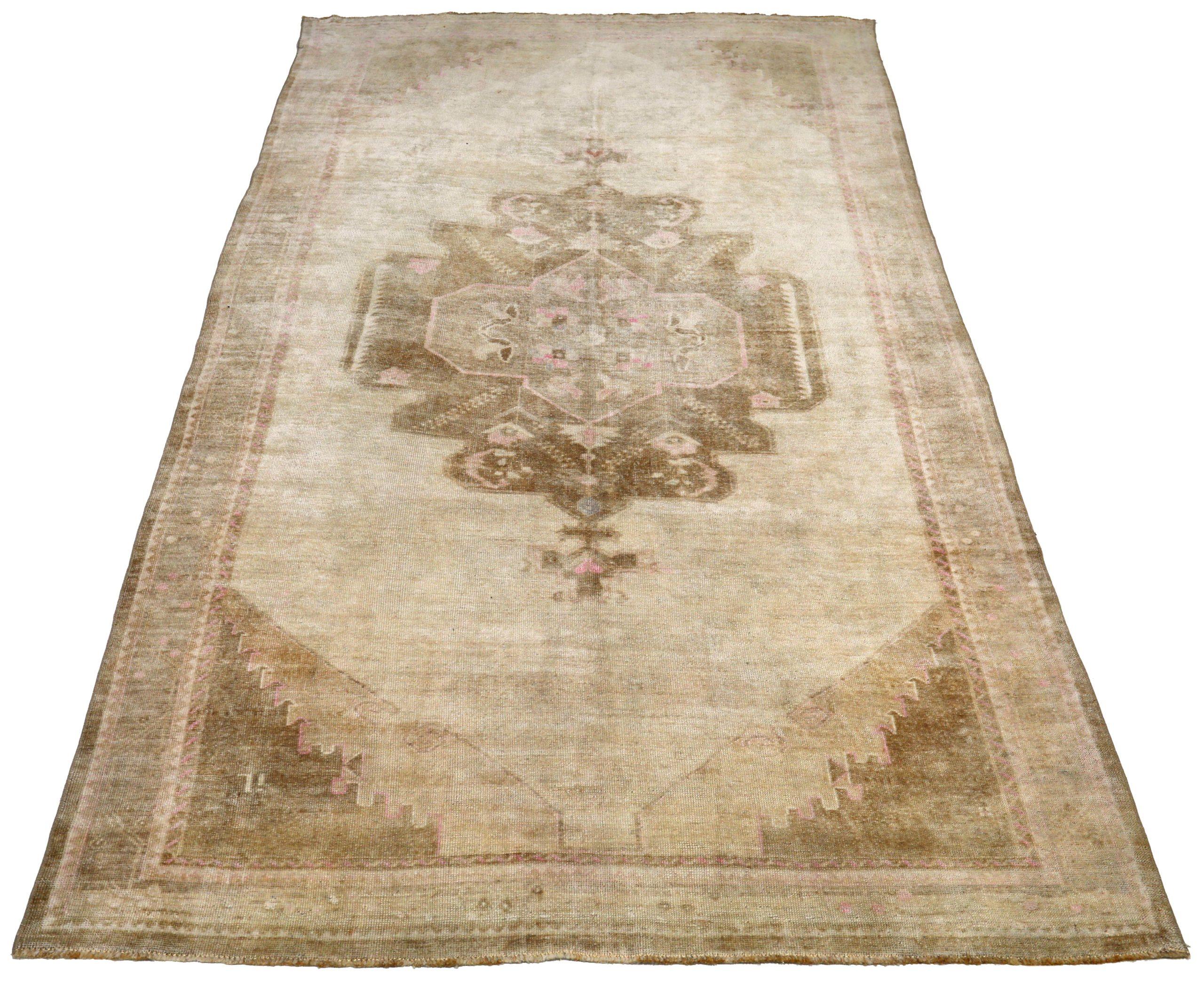 Entdecken Sie die Eleganz von Turkey Anatoly mit Teppichen aus der Zeit um 1940. Dieses exklusive Design aus Wolle und Braun-Elfenbein ist perfekt, um Ihren Raum zu verschönern.