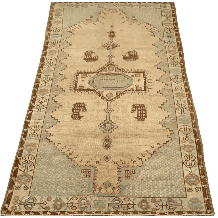 Découvrez l'élégance des tapis de la collection Turkey Anatoly de Circa 1940. Conçu avec de la laine et du brun-ivoire-bleu clair, ce design exclusif est parfait pour mettre en valeur votre espace.