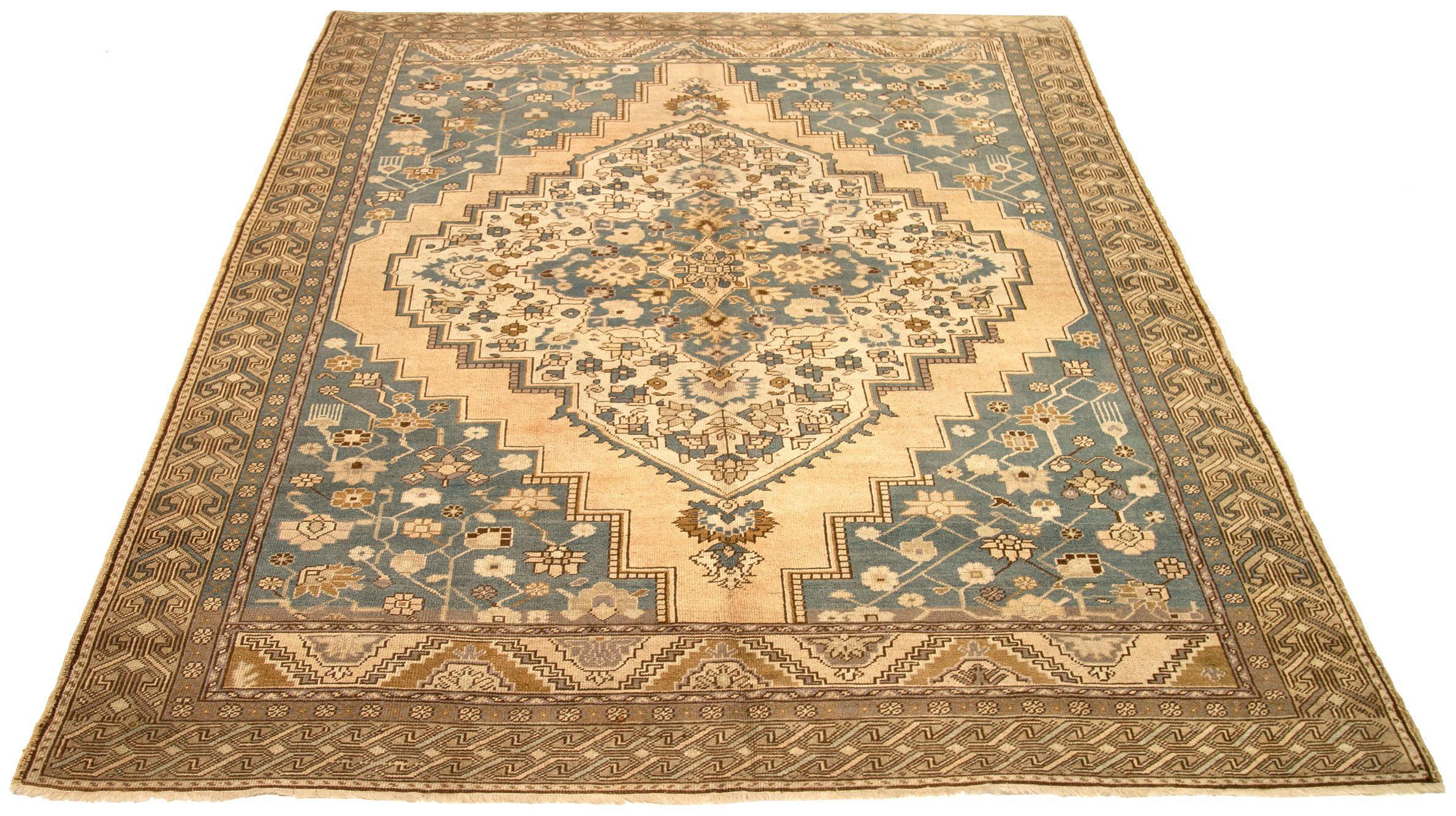 Scopri l'eleganza della Turchia Anatoly con i tappeti CIRCA del 1940. Progettato con lana e marrone-avorio-blu navy, questo design esclusivo è perfetto per valorizzare il tuo spazio.