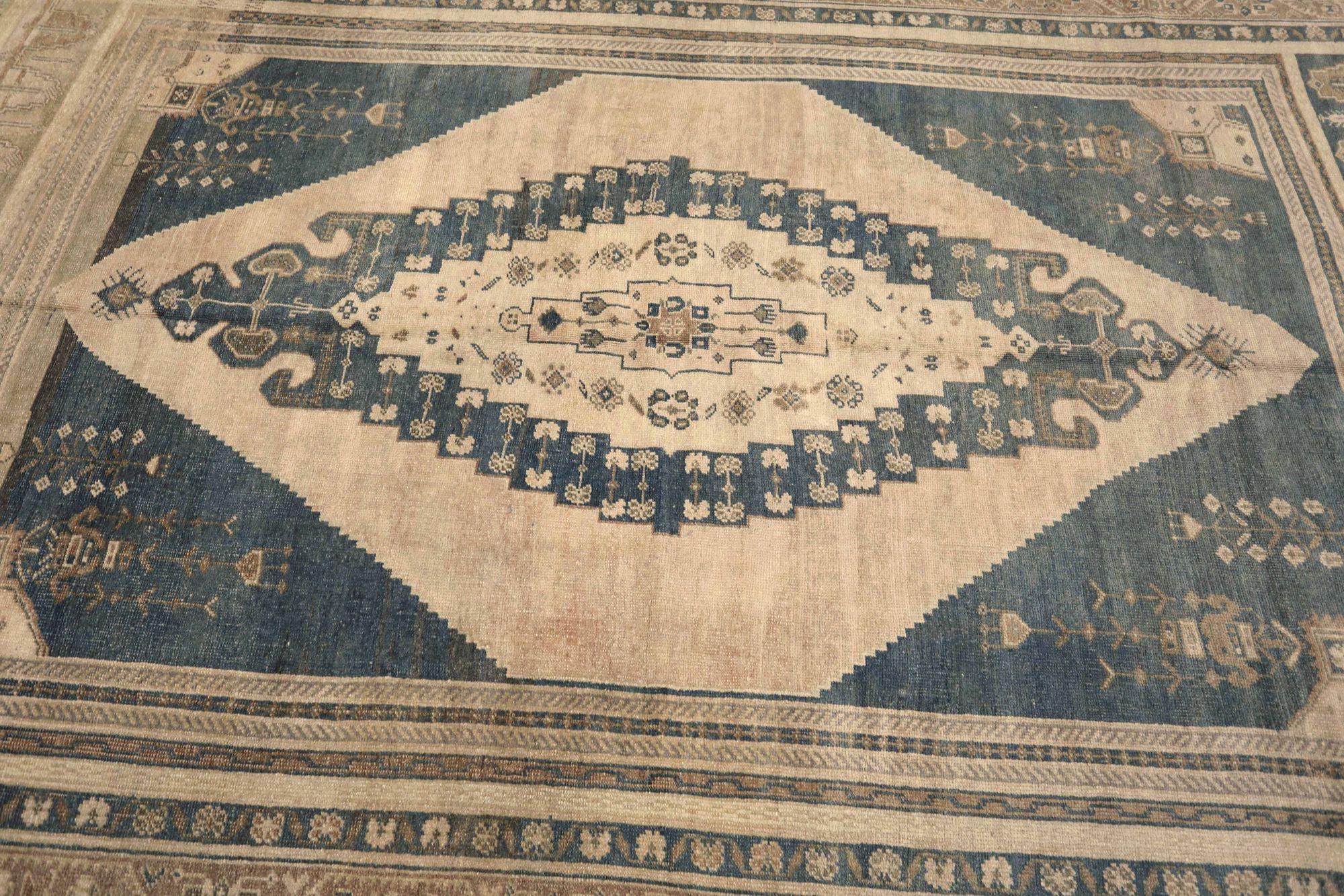 Scopri l'eleganza della Turchia Anatoly con i tappeti CIRCA del 1880. Progettato con lana e marrone-avorio-blu navy, questo design esclusivo è perfetto per valorizzare il tuo spazio.