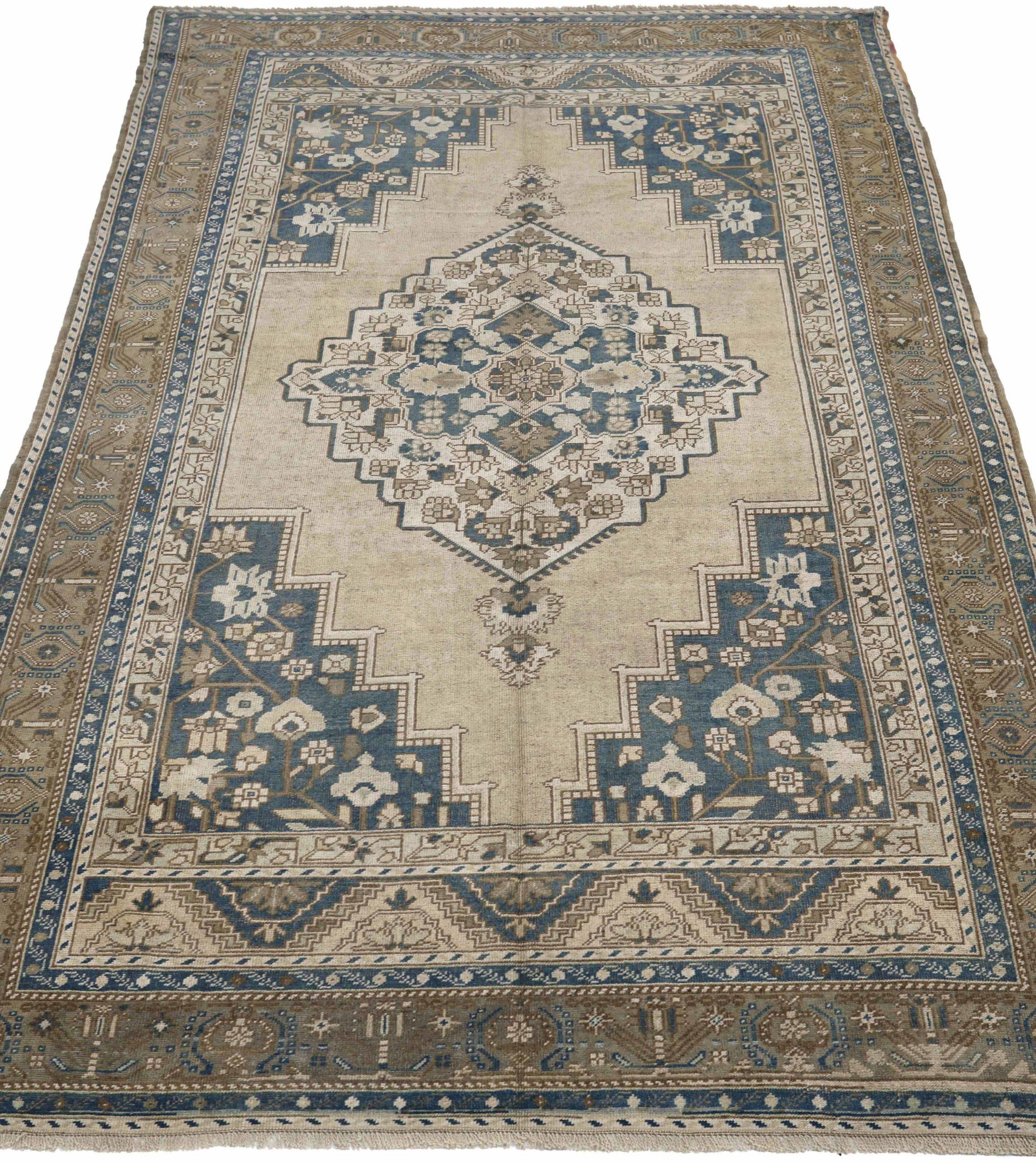 Entdecken Sie die Eleganz von Turkey Anatoly mit Teppichen aus der Zeit um 1940. Dieses exklusive Design in Wolle und Braun-Elfenbein-Marineblau ist perfekt, um Ihren Raum zu verschönern.