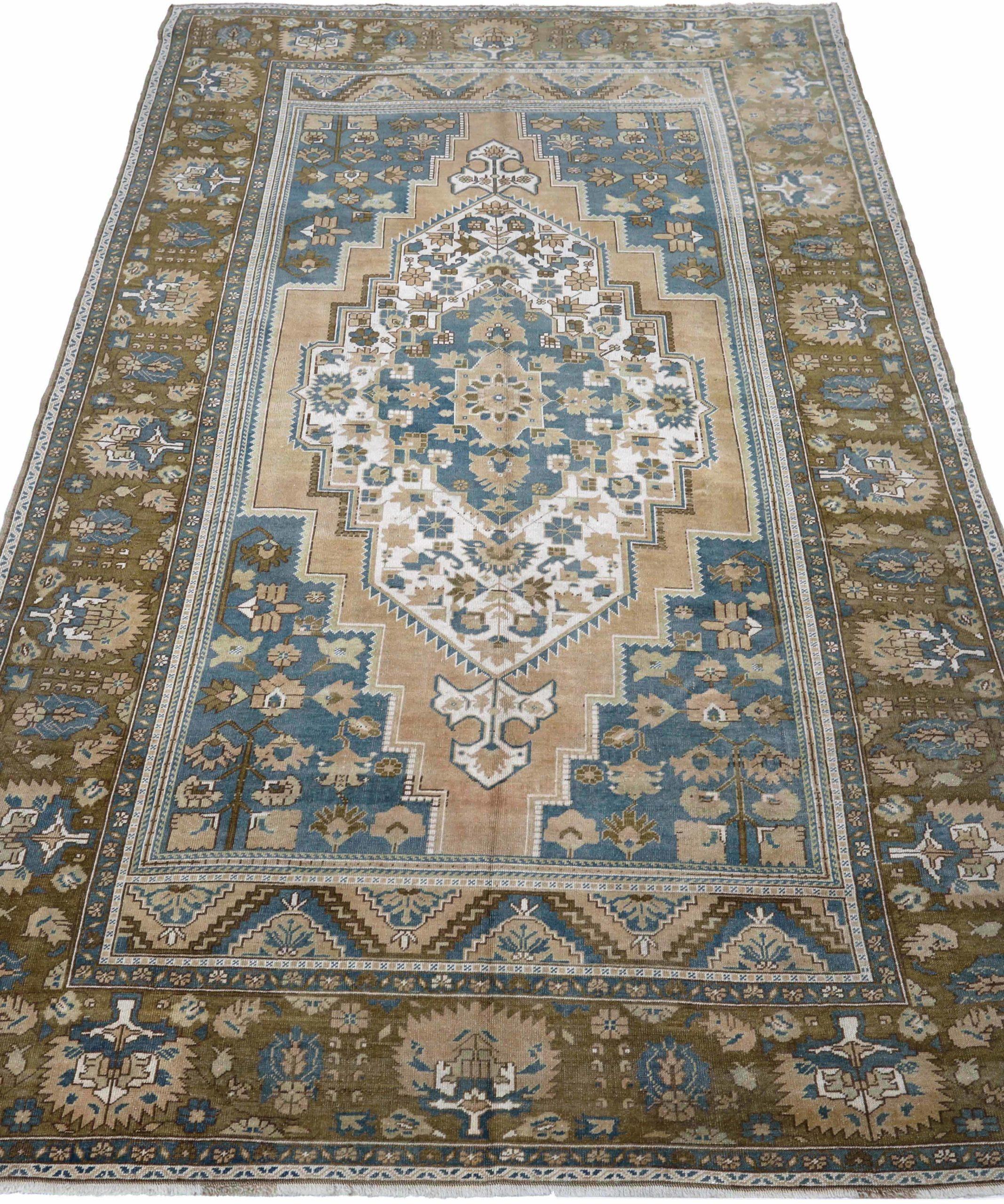 Scopri l'eleganza della Turchia Anatoly con i tappeti CIRCA del 1940. Progettato con lana e marrone-avorio-blu navy, questo design esclusivo è perfetto per valorizzare il tuo spazio.