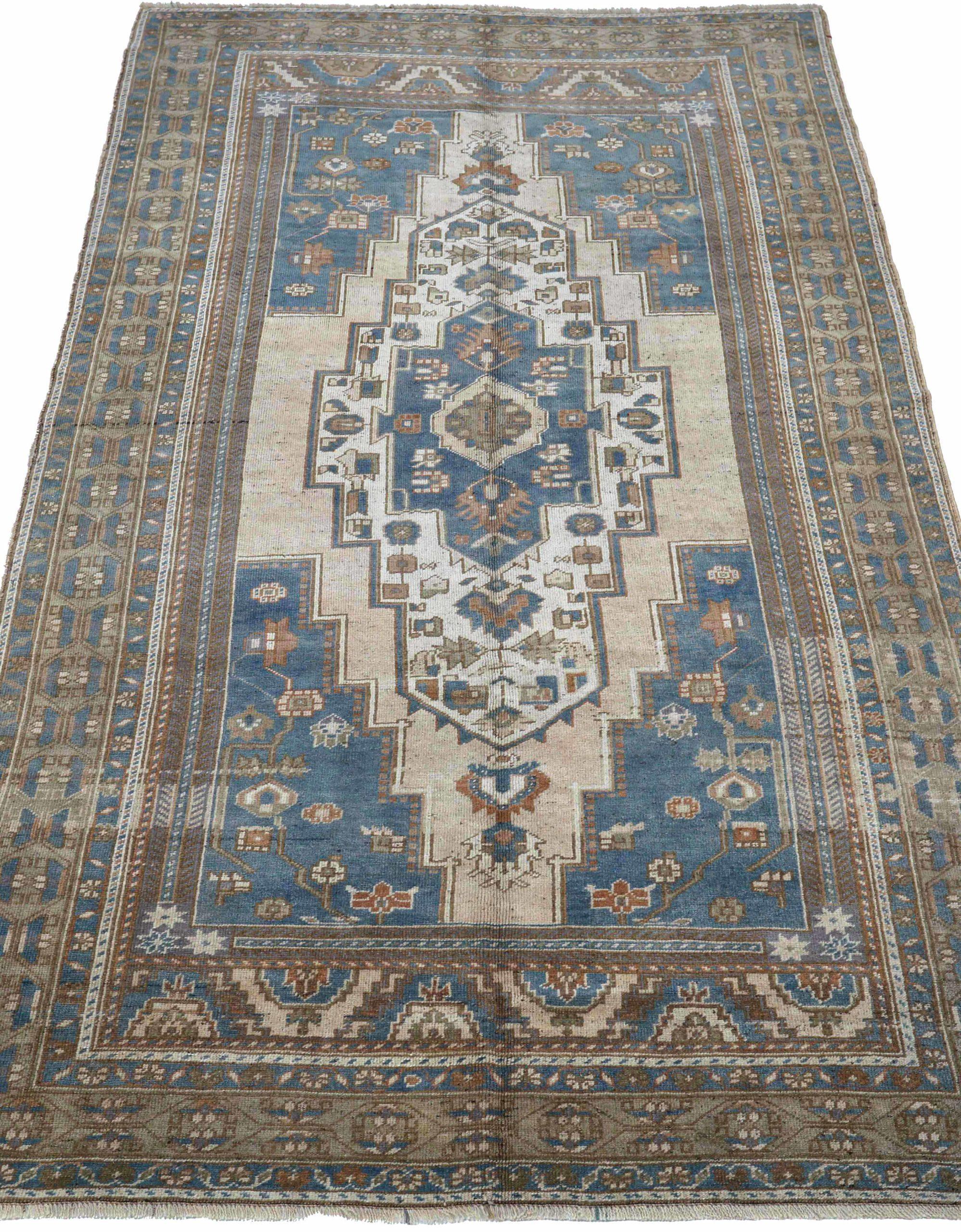 Scopri l'eleganza della Turchia Anatoly con i tappeti CIRCA del 1940. Progettato con lana e marrone-avorio-blu navy, questo design esclusivo è perfetto per valorizzare il tuo spazio.