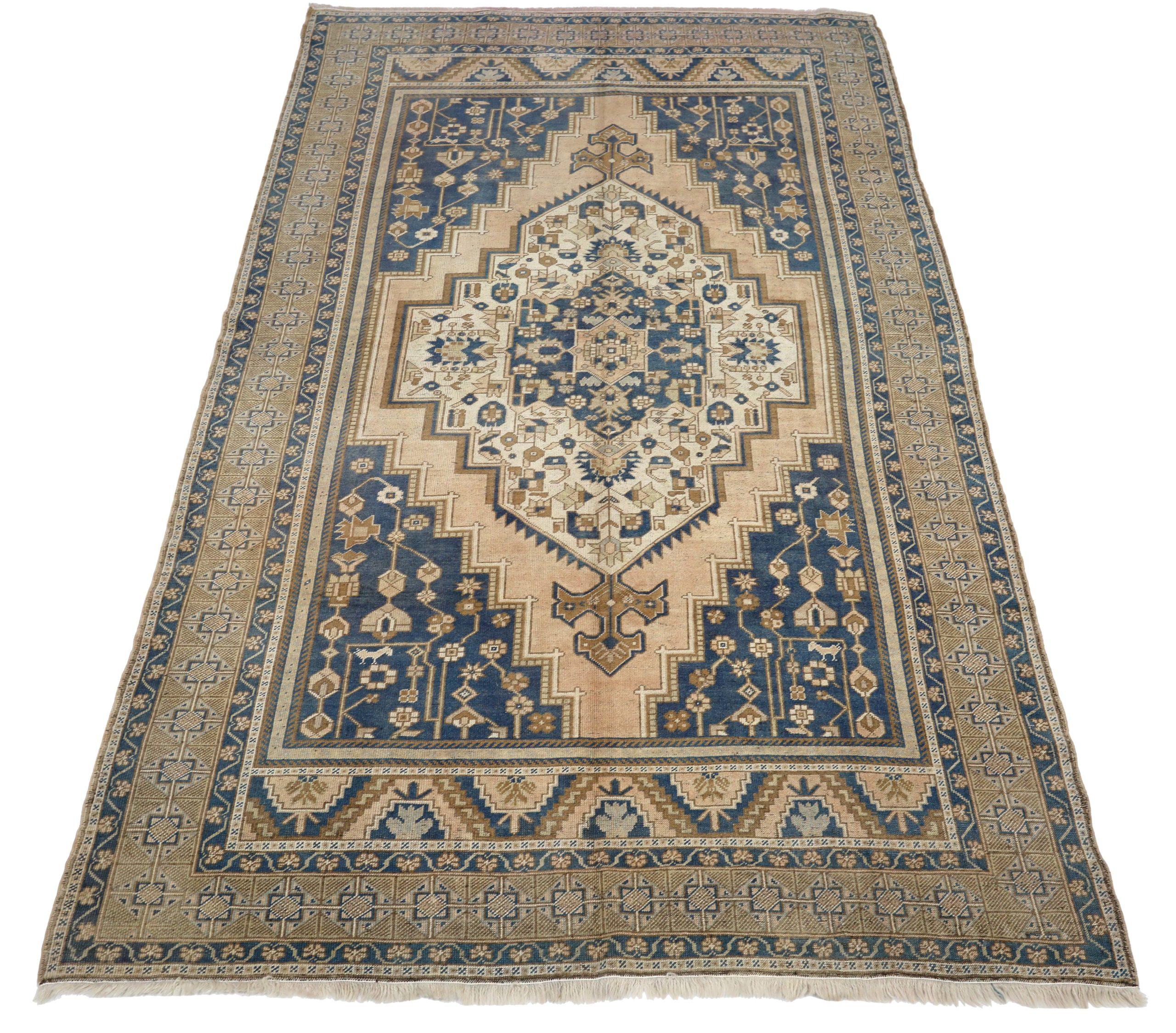 Entdecken Sie die Eleganz von Turkey Anatoly mit Teppichen aus der Zeit um 1940. Dieses exklusive Design in Wolle und Braun-Elfenbein-Marineblau ist perfekt, um Ihren Raum zu verschönern.
