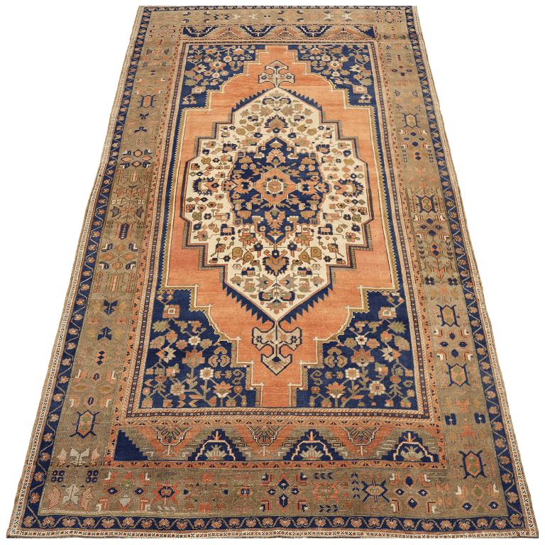 Entdecken Sie die Eleganz von Turkey Anatoly mit Teppichen aus der Zeit um 1940. Dieses exklusive Design aus Wolle in den Farben BraunElfenbeinMarineblauRosa ist die perfekte Ergänzung für Ihren Raum.