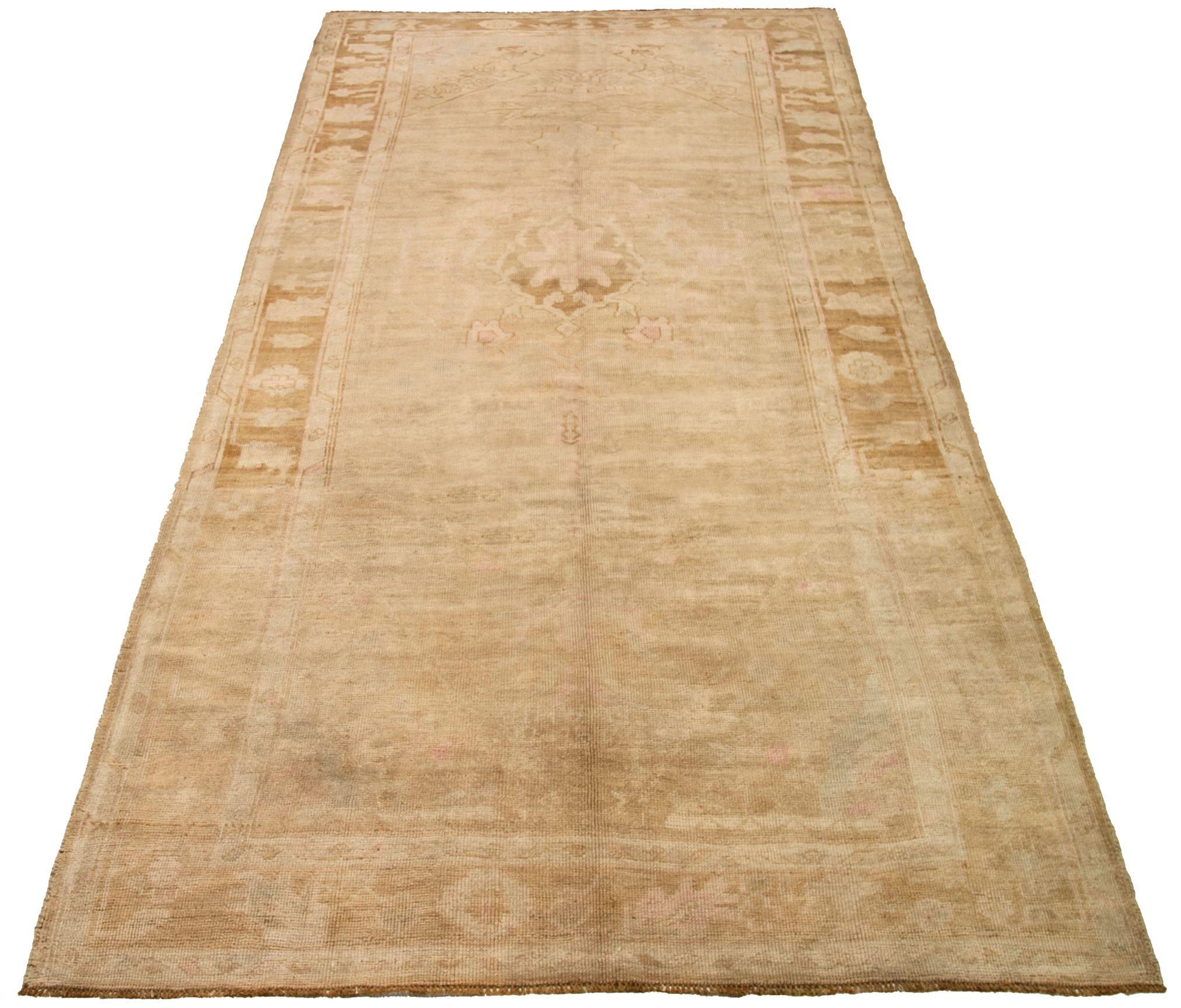 Entdecken Sie die Eleganz von Turkey Anatoly mit seinen Vorlegerteppichen. Dieses exklusive Design aus Wolle und Braun-Elfenbein-Rosa ist perfekt, um Ihren Raum zu verschönern.