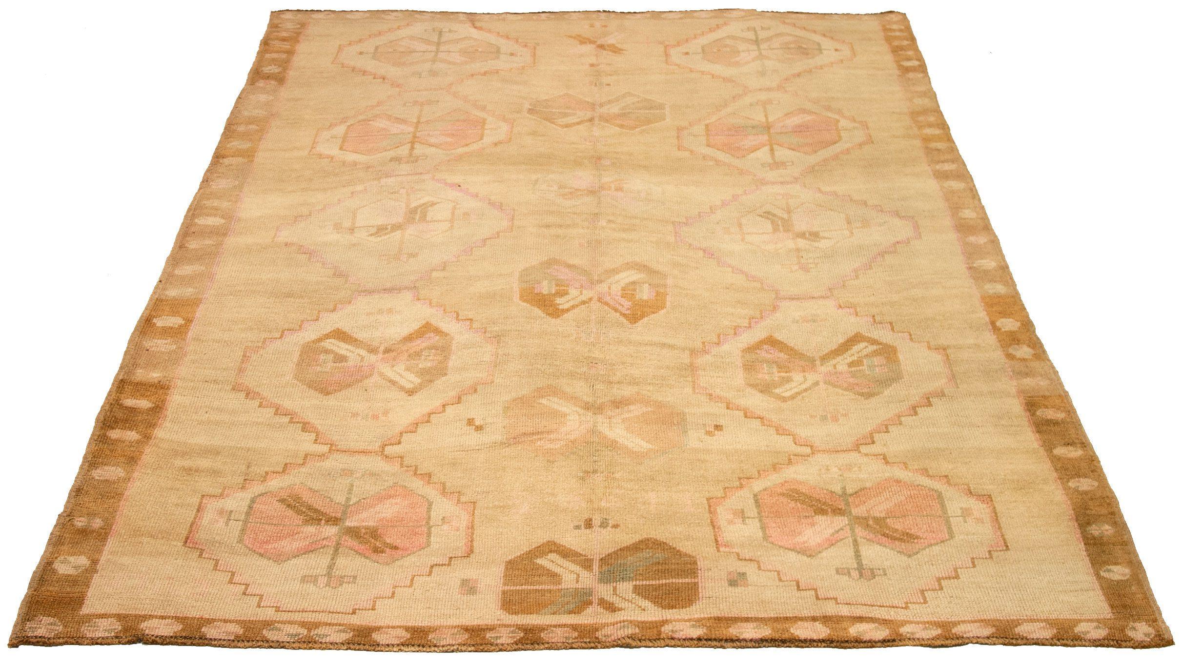 Entdecken Sie die Eleganz von Turkey Anatoly mit Teppichen aus der Zeit um 1940. Dieses exklusive Design aus Wolle und Braun-Elfenbein-Rosa ist perfekt, um Ihren Raum zu verschönern.