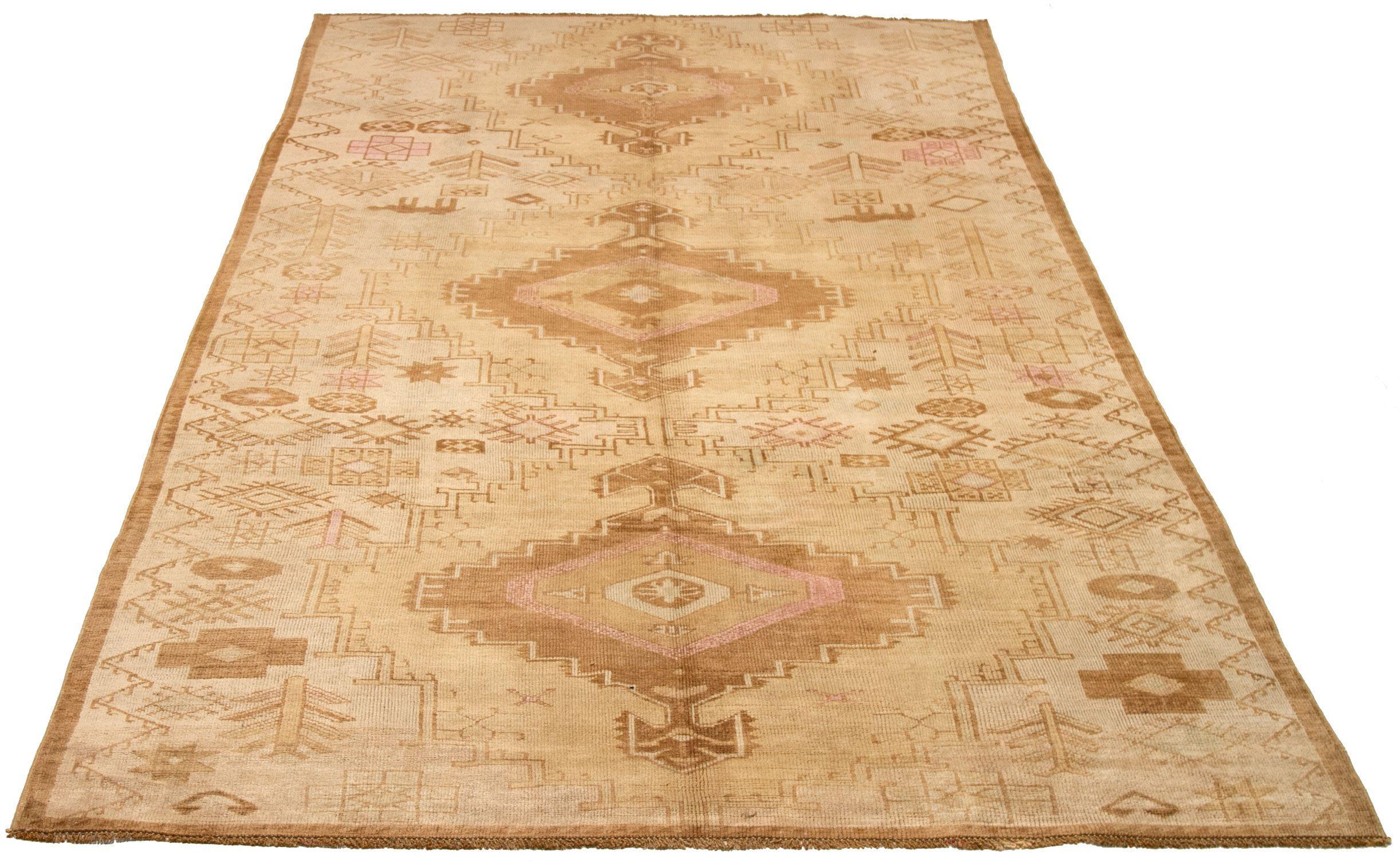 Entdecken Sie die Eleganz von Turkey Anatoly mit Teppichen aus der Zeit um 1940. Dieses exklusive Design aus Wolle und Braun-Elfenbein-Rosa ist perfekt, um Ihren Raum zu verschönern.