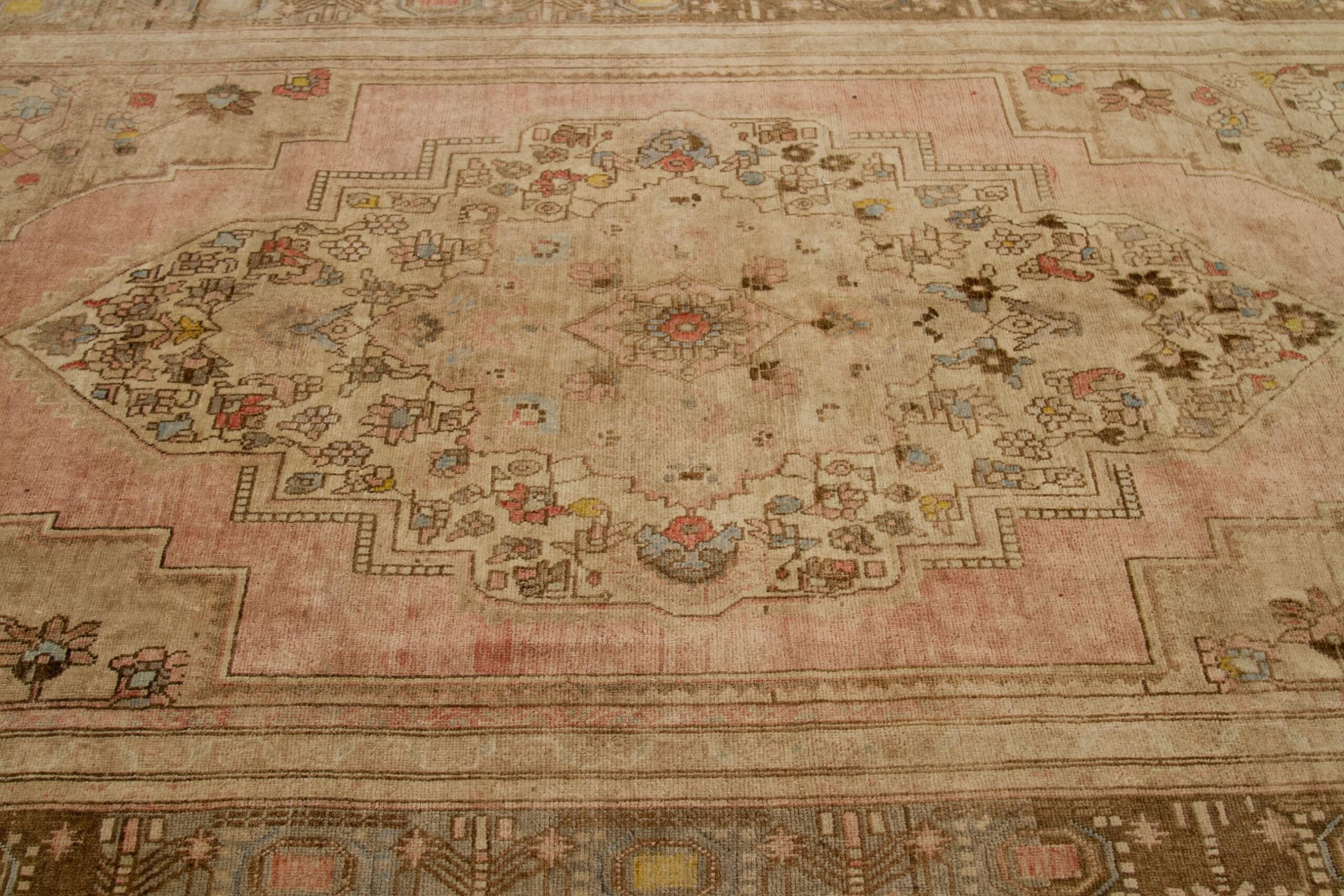 Entdecken Sie die Eleganz von Turkey Anatoly mit Teppichen aus der Zeit um 1940. Dieses exklusive Design aus Wolle und Braun-Elfenbein-Rosa ist perfekt, um Ihren Raum zu verschönern.