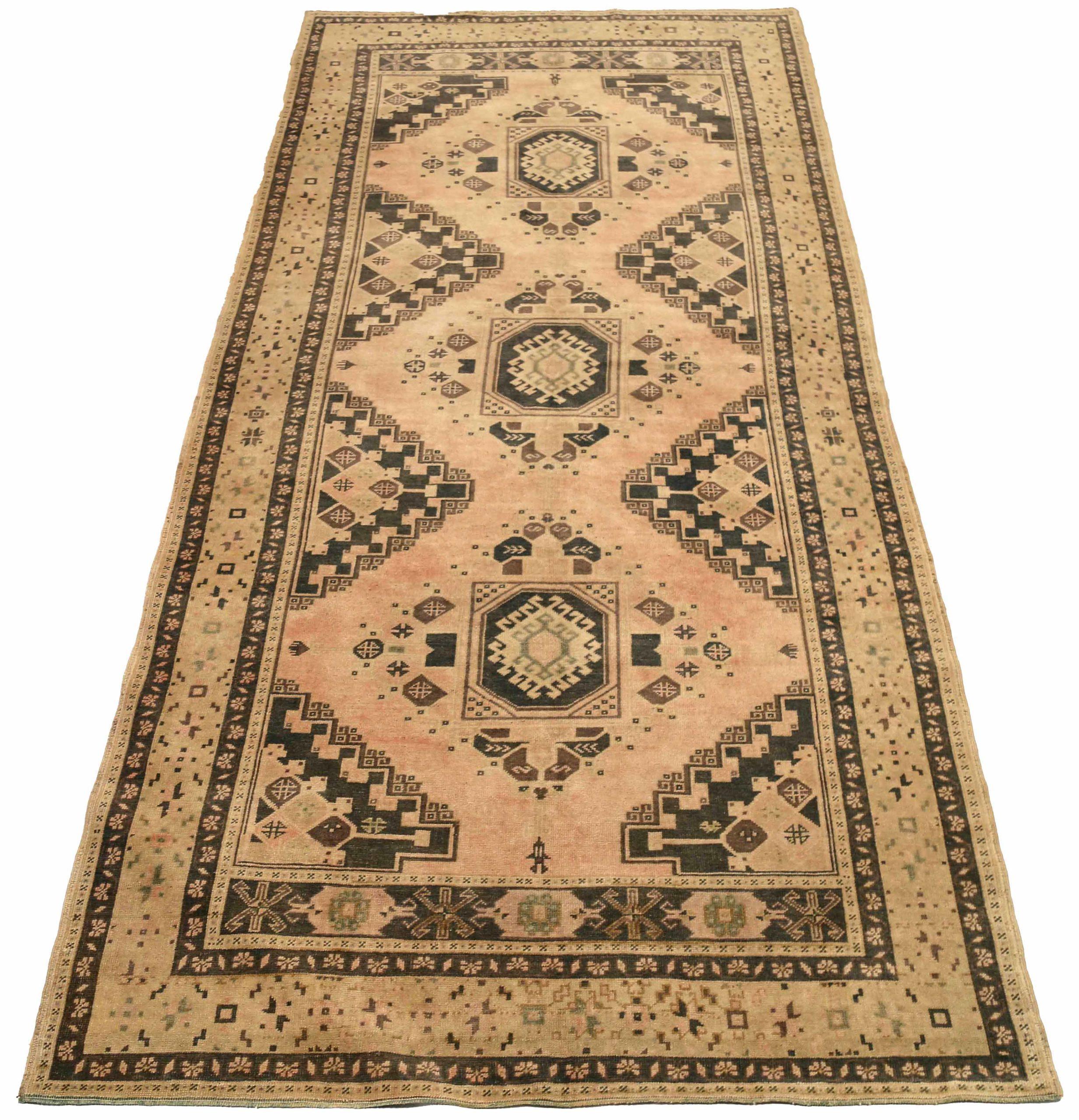 Entdecken Sie die Eleganz von Turkey Anatoly mit Teppichen aus der Zeit um 1940. Dieses exklusive Design aus Wolle und Braun-Elfenbein-Rosa ist perfekt, um Ihren Raum zu verschönern.
